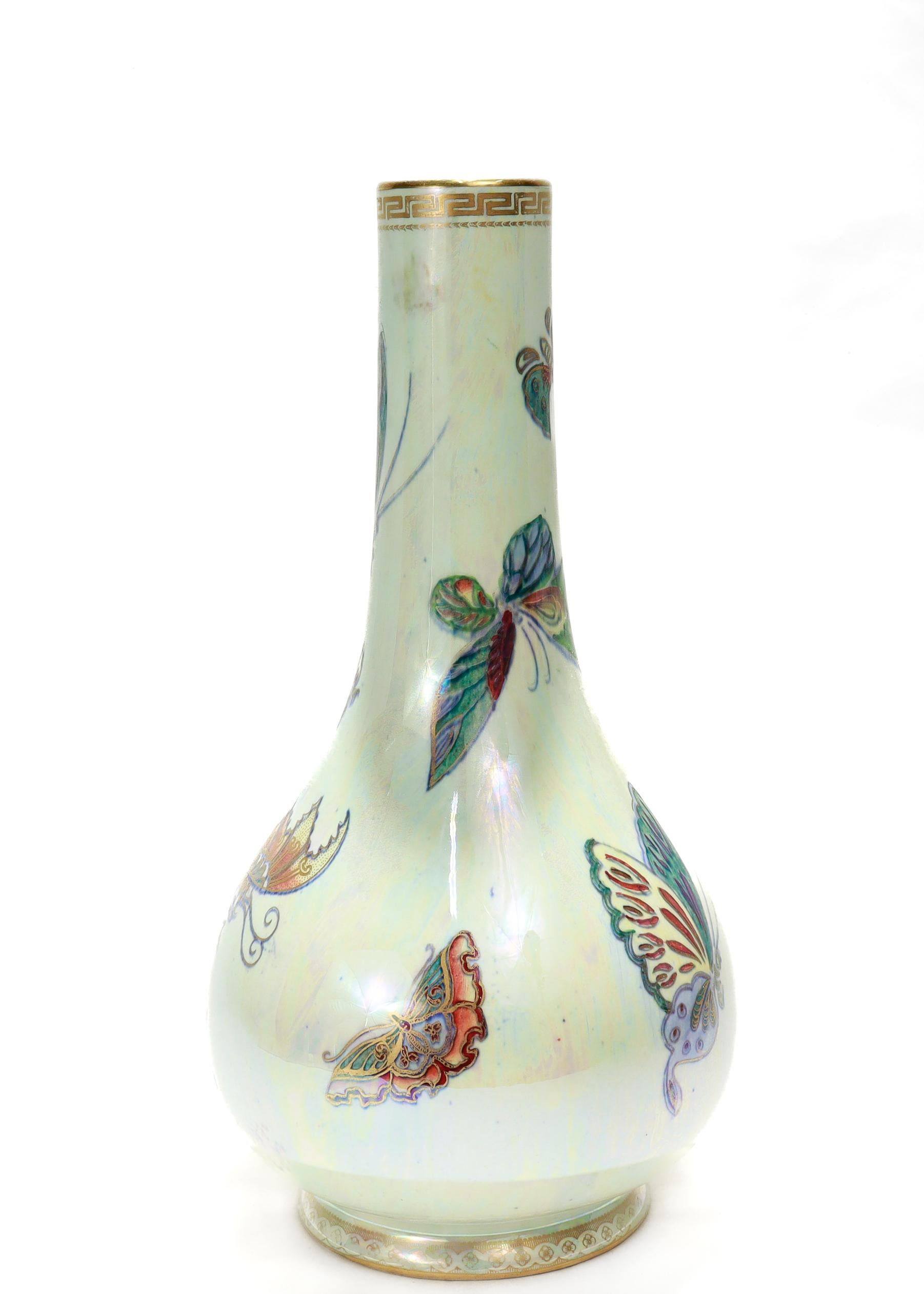 Un bel vaso antico inglese in porcellana lustreware.

Da Wedgwood

Modello a farfalla n. Z4832. 

Disegnato da Daisy Makeig-Jones. 

Con un esterno screziato di celadon e un interno screziato di arancione con accenti dorati sul bordo e sul piede.