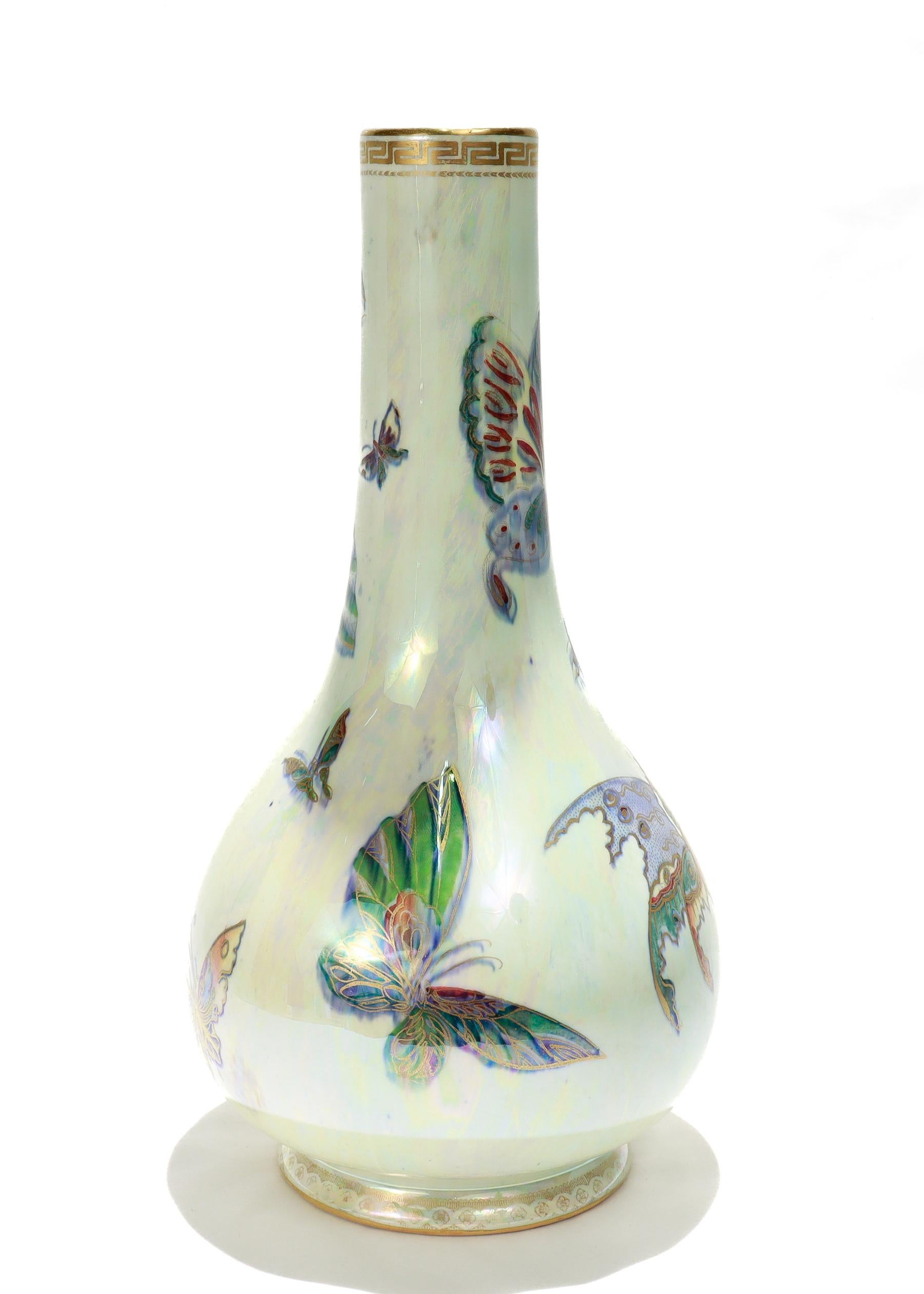 Antico vaso Wedgwood Daisy Makeig-Jones Fairyland Lustre 'Butterfly' No. Z4832 In condizioni buone in vendita a Philadelphia, PA