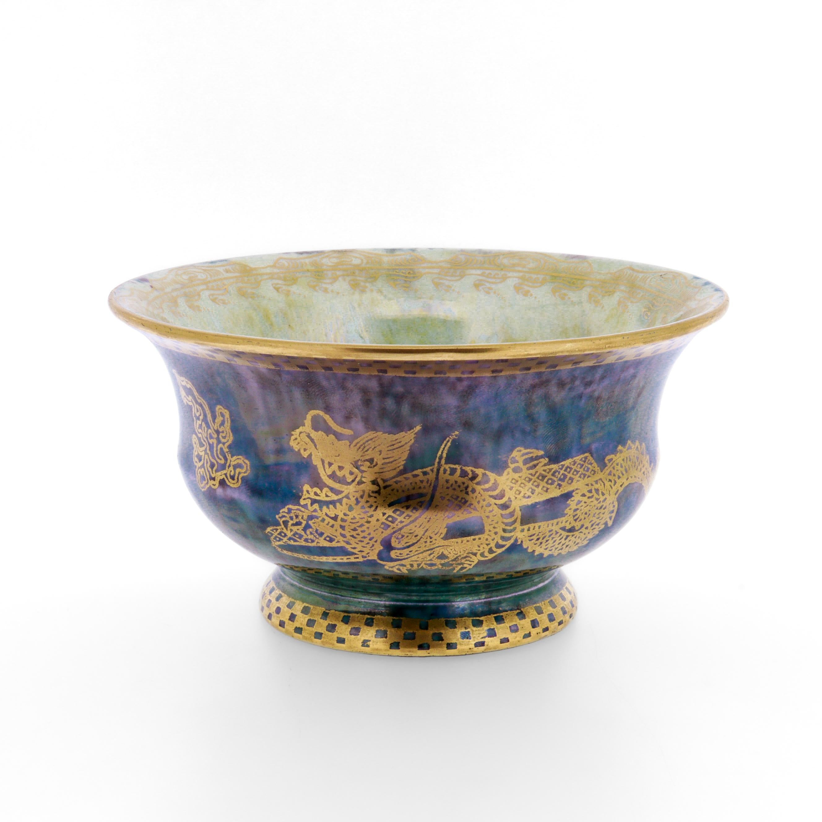 Un beau bol ancien en porcelaine lustrée anglaise.

Par Wedgwood.

Conçu par Daisy Makeig-Jones. 

Extérieur bleu tacheté et intérieur céladon tacheté. Décorée de motifs géométriques dorés, de dragons et de nuages dorés à l'extérieur. Le centre de
