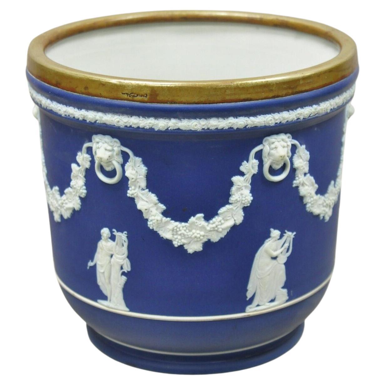 Ancien cache-pot en jaspe bleu de Wedgwood Angleterre avec bord en laiton en vente