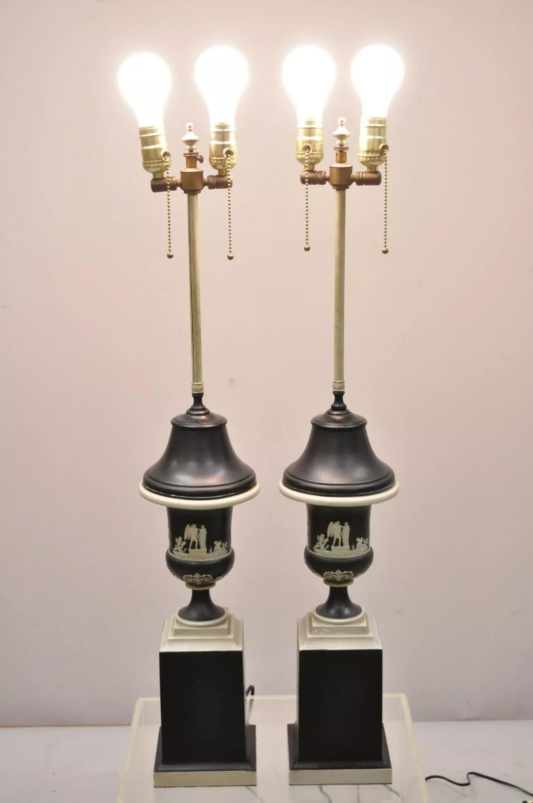 Paire de lampes de bureau anciennes Wedgwood Jasperware en forme d'urne noire et blanche en vente 3