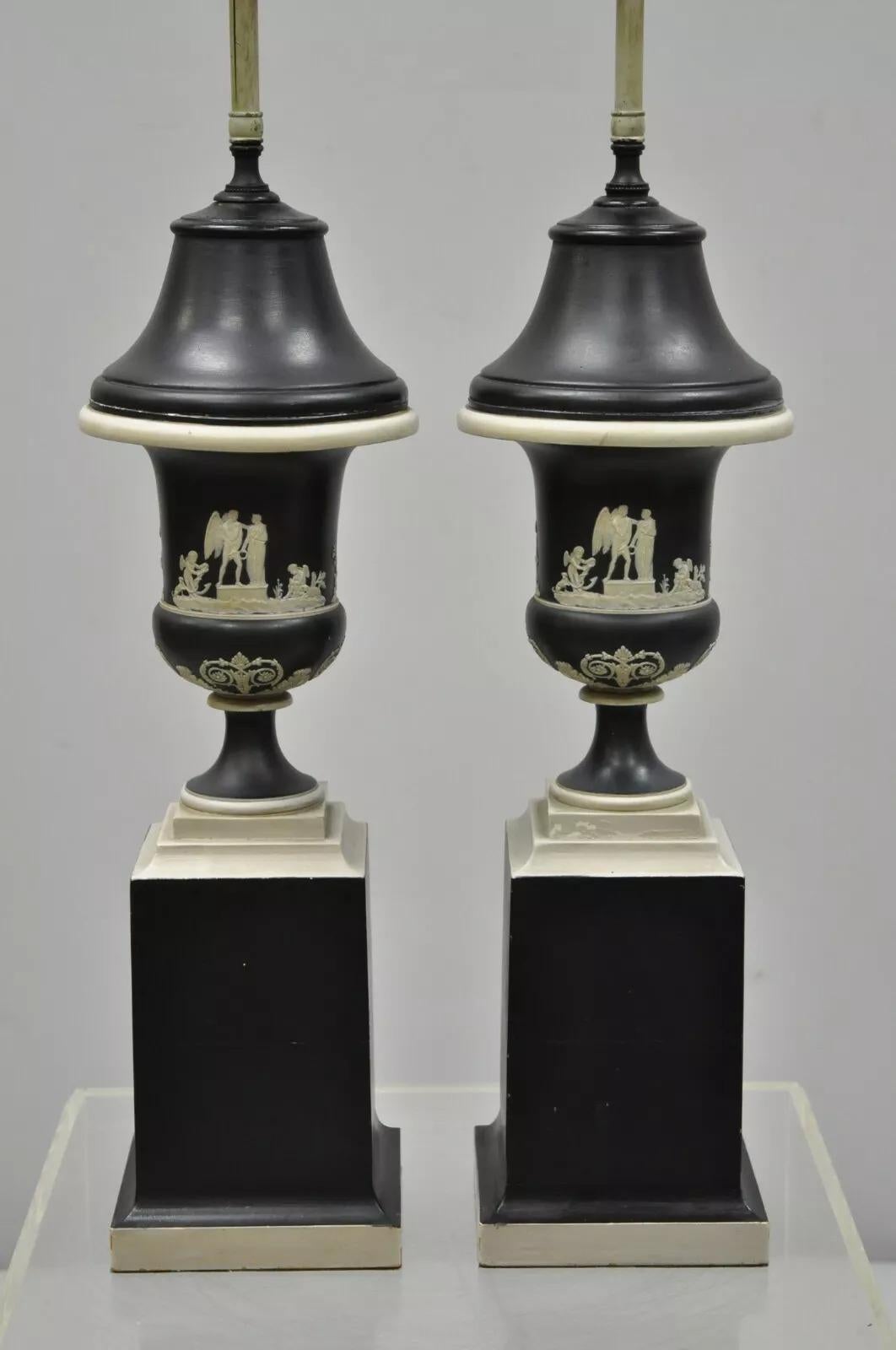 Empire Paire de lampes de bureau anciennes Wedgwood Jasperware en forme d'urne noire et blanche en vente