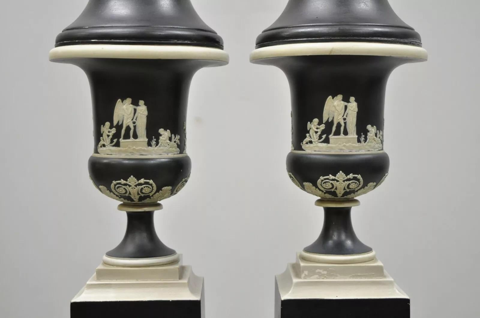 Inconnu Paire de lampes de bureau anciennes Wedgwood Jasperware en forme d'urne noire et blanche en vente