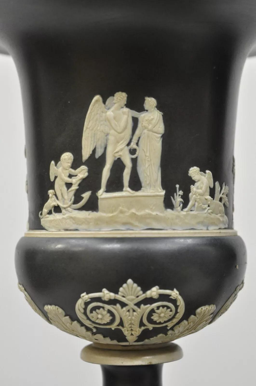 Paire de lampes de bureau anciennes Wedgwood Jasperware en forme d'urne noire et blanche Bon état - En vente à Philadelphia, PA