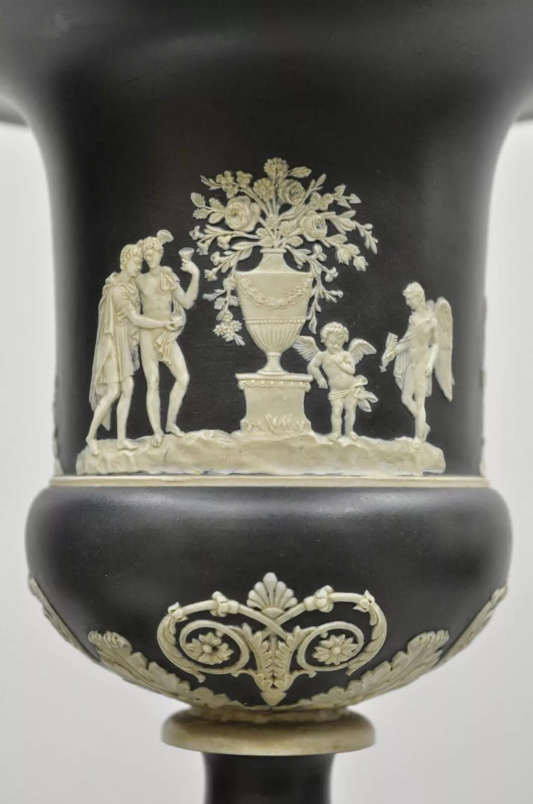 20ième siècle Paire de lampes de bureau anciennes Wedgwood Jasperware en forme d'urne noire et blanche en vente