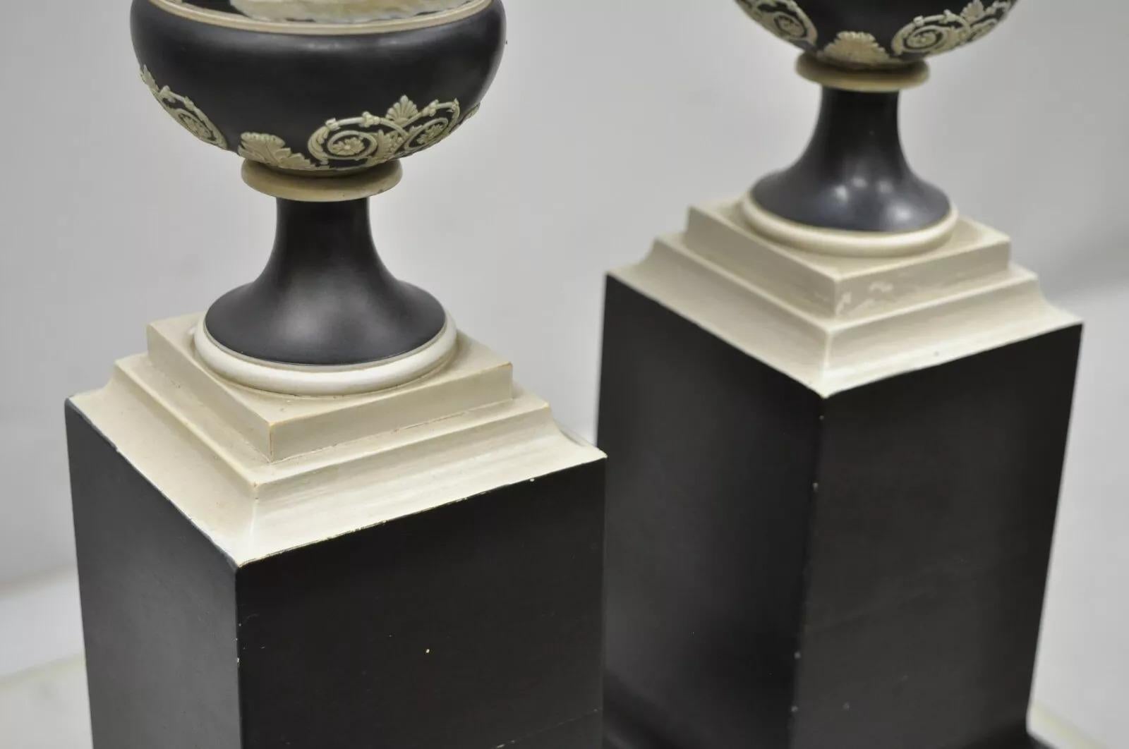Paire de lampes de bureau anciennes Wedgwood Jasperware en forme d'urne noire et blanche en vente 1