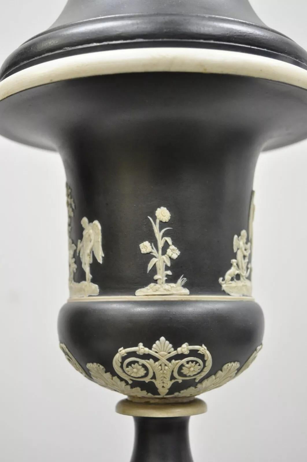 Paire de lampes de bureau anciennes Wedgwood Jasperware en forme d'urne noire et blanche en vente 2