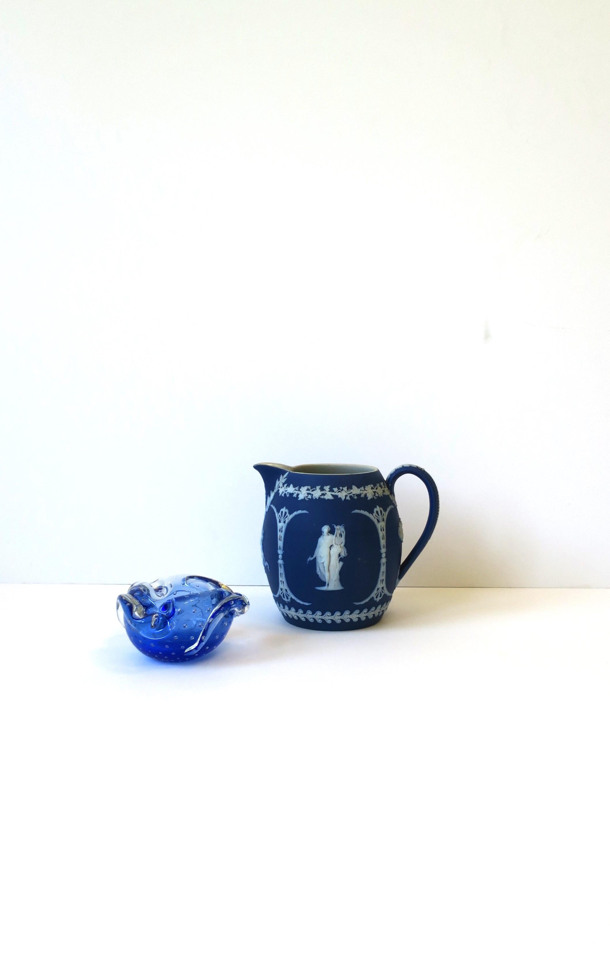Non vernissé Pichet ou vase néoclassique Wedgwood en jaspe bleu et blanc, Angleterre 19e siècle en vente