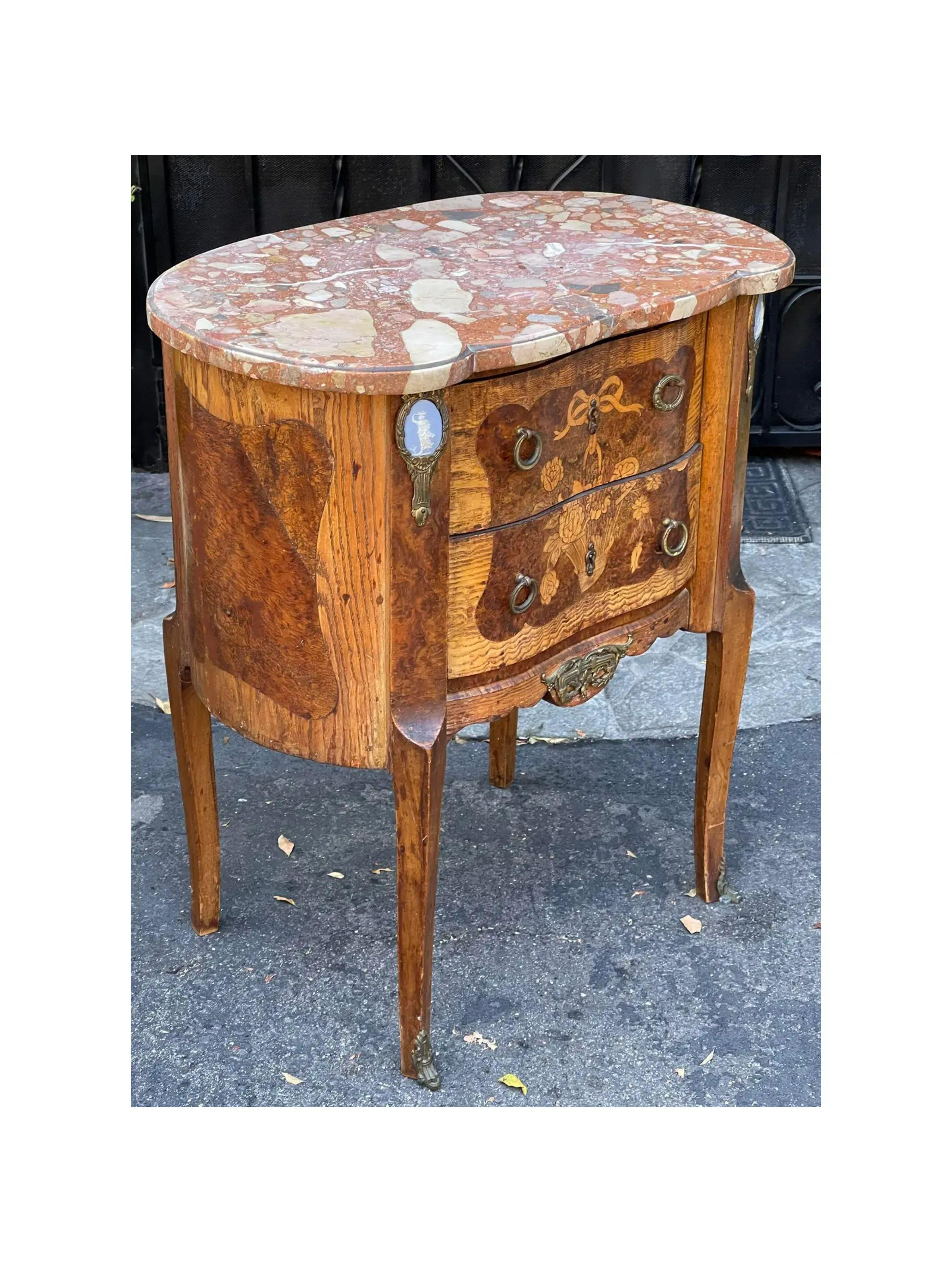 Antique Wedgwood Jasperware mounted marble top satinwood inlaid end table. This lovely table is a genuine antique and features satinwood inlaid details and blue Wedgwood plaques mounted in bronze. It features a rouge marble top and an unusual