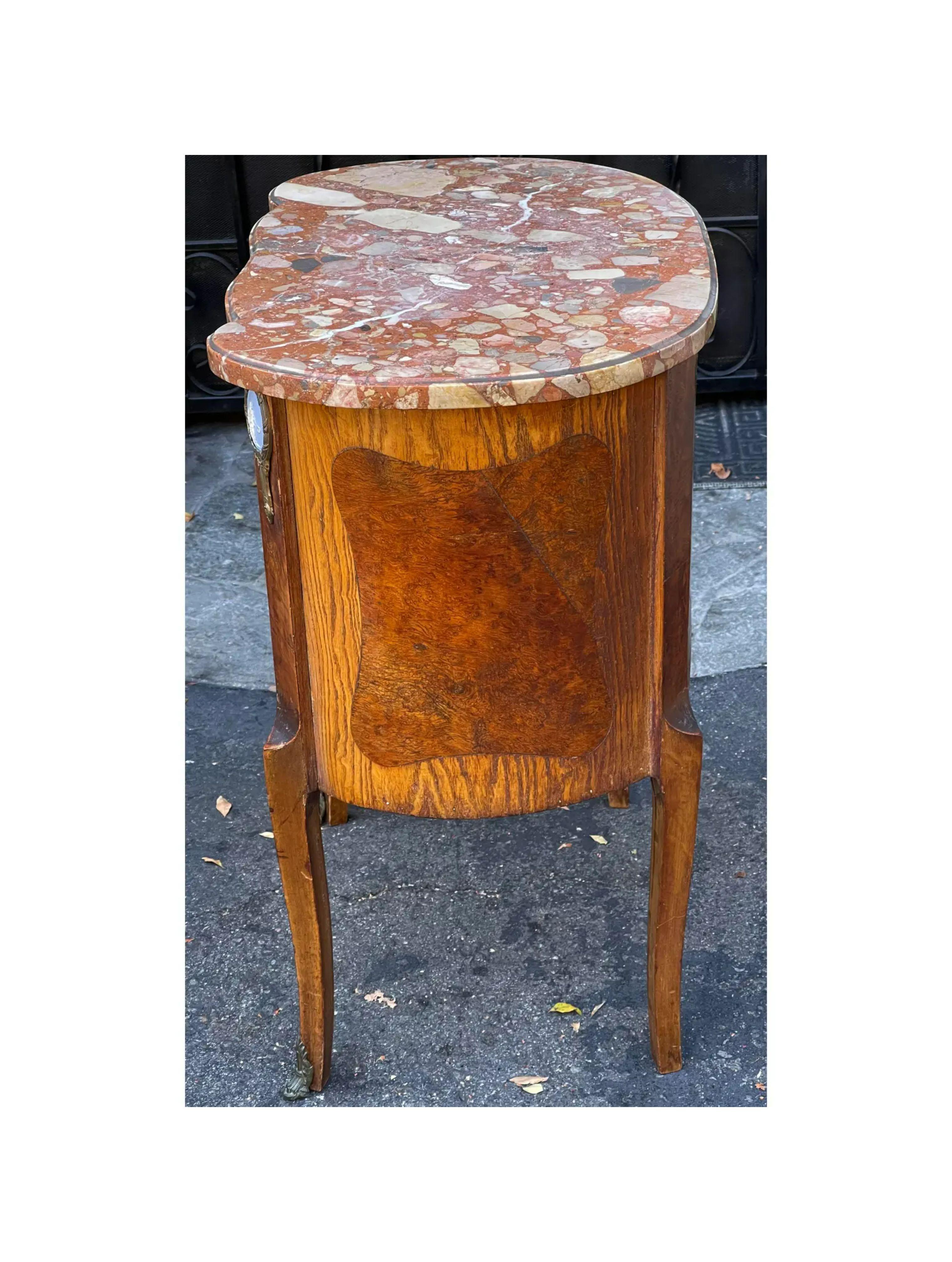 Antique Wedgwood Jasperware Mounted Marble Top Satinwood Inlaid End Table In Good Condition In LOS ANGELES, CA