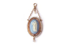 Antique Wedgwood jasperware pendant in 18 karats gold