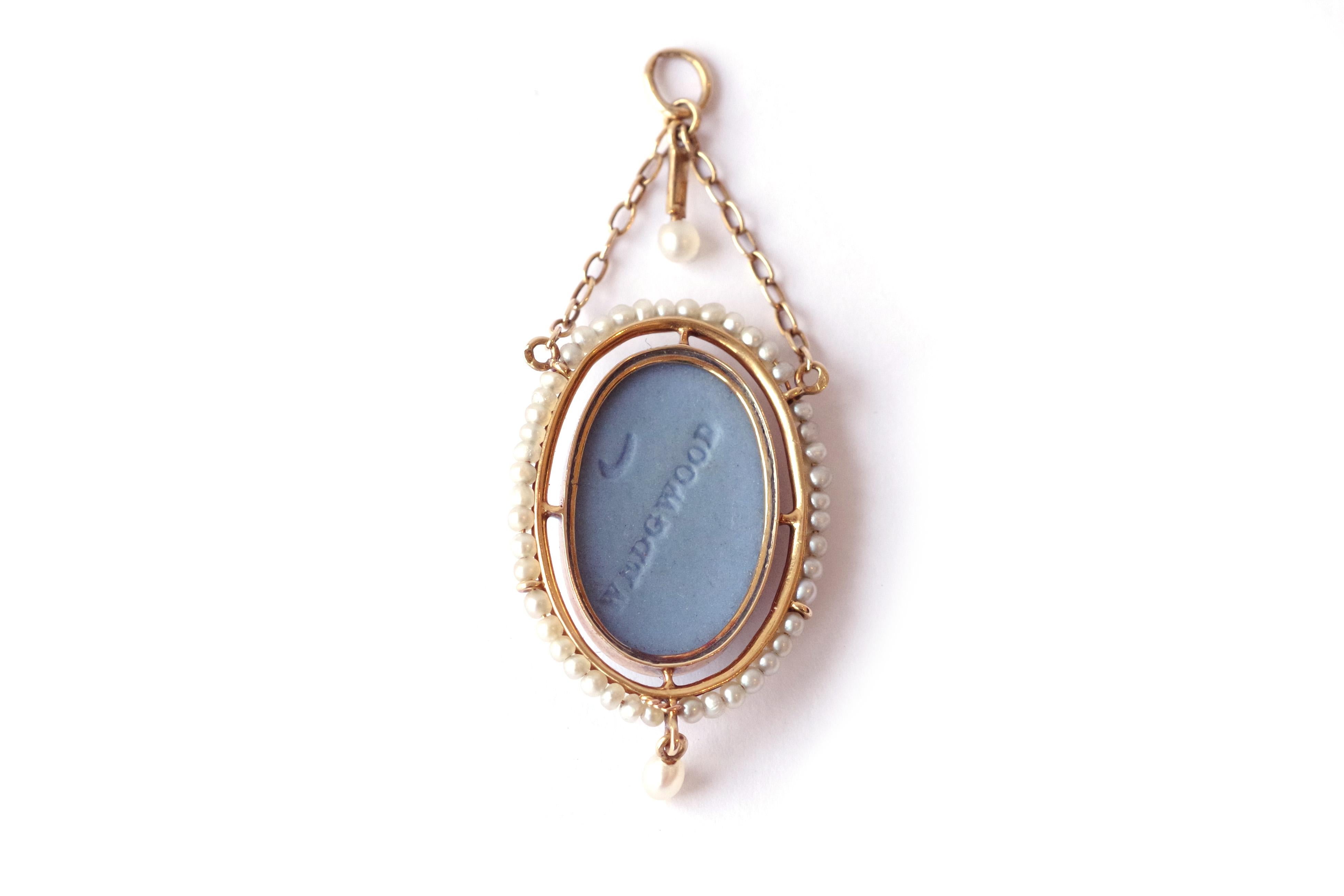 Edwardian Antique Wedgwood jasperware pendant in 18 karats gold For Sale