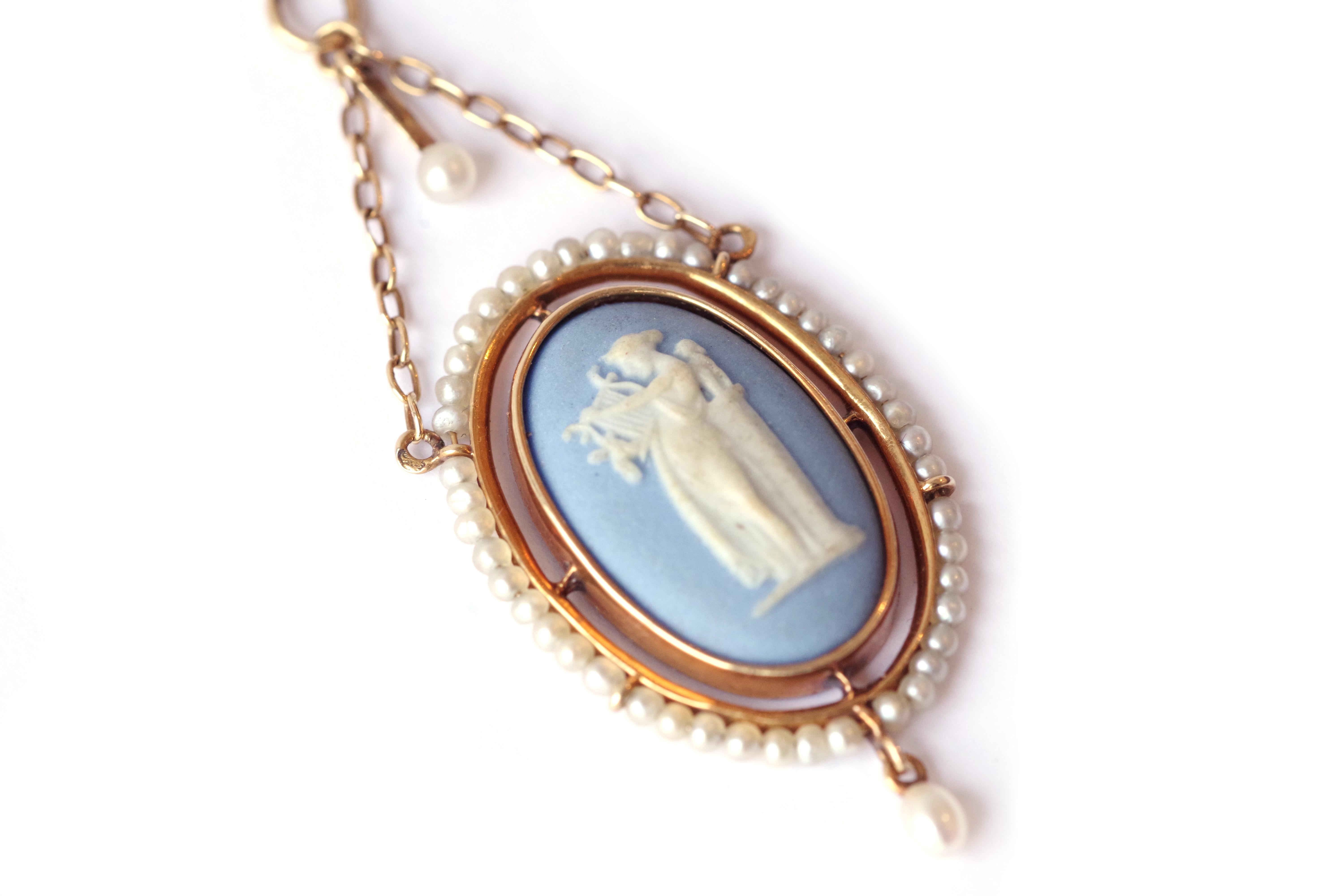 Uncut Antique Wedgwood jasperware pendant in 18 karats gold For Sale