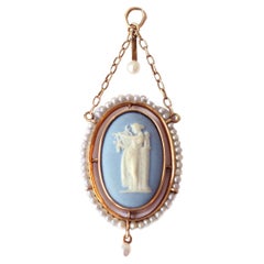 Antique Wedgwood jasperware pendant in 18 karats gold 