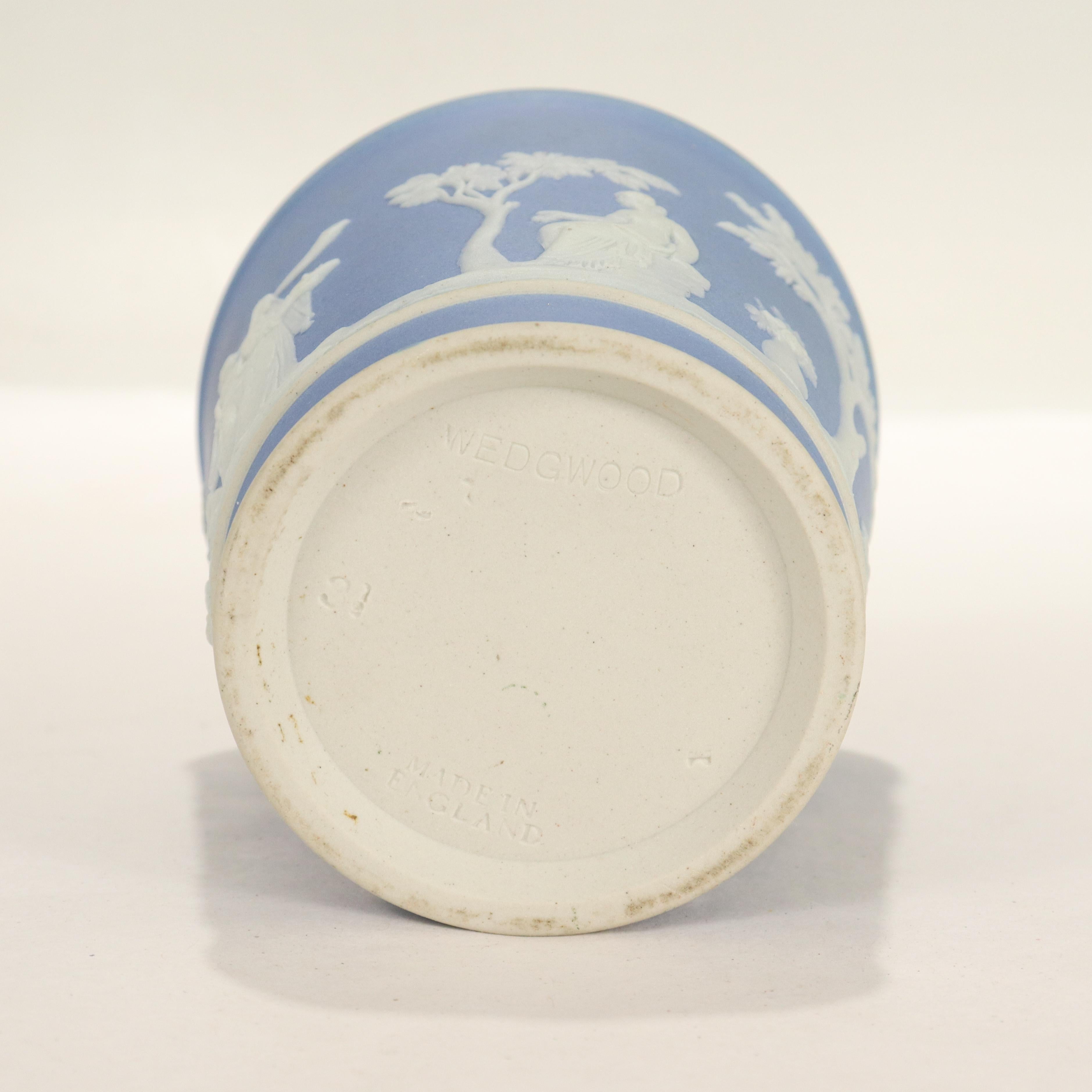 Porcelaine Gobelet ou gobelet ancien en jaspe bleu clair de Wedgwood en vente