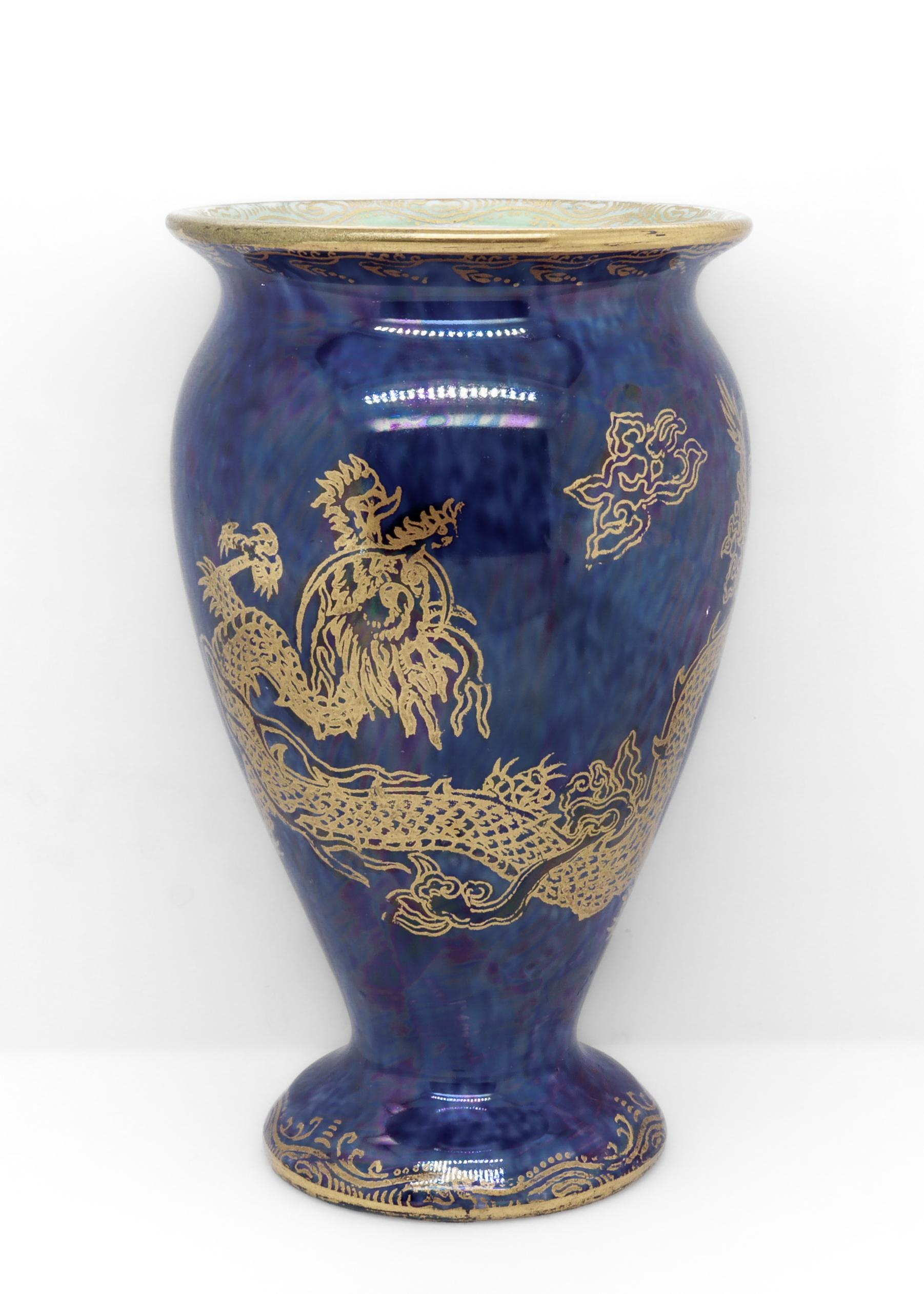 Vase de cabinet en porcelaine lustrée anglaise.

Par Wedgwood.

Numéro de modèle Z4829

Forme n° 2351

Conçu par Daisy Makeig-Jones.

Avec un motif de dragon céleste doré sur un fond de lustre bleu mixte.

Marqué à la base.

Susannah Margaretta