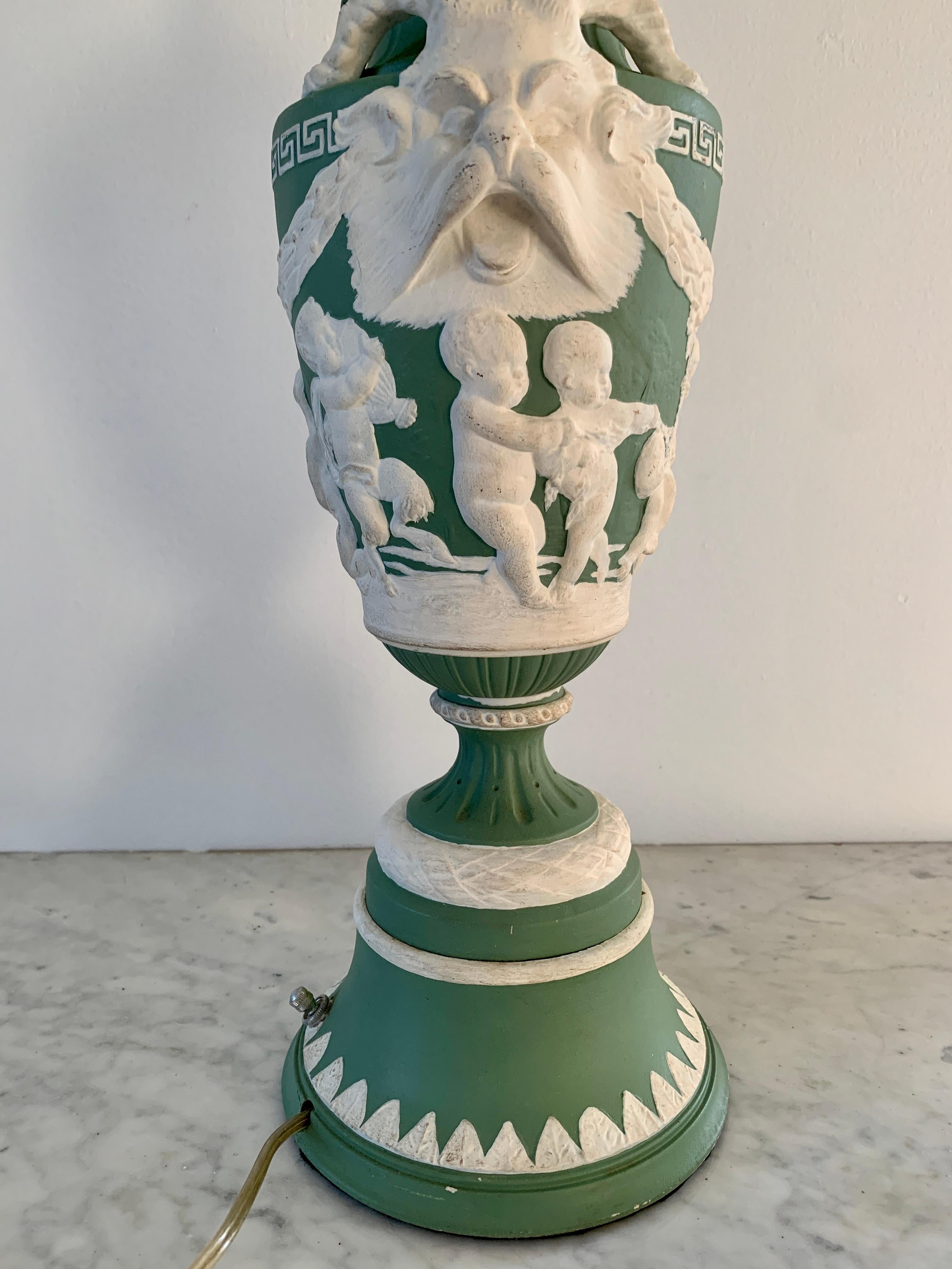 Ancienne lampe de bureau néoclassique Wedgwood à tête de bélier en vente 4