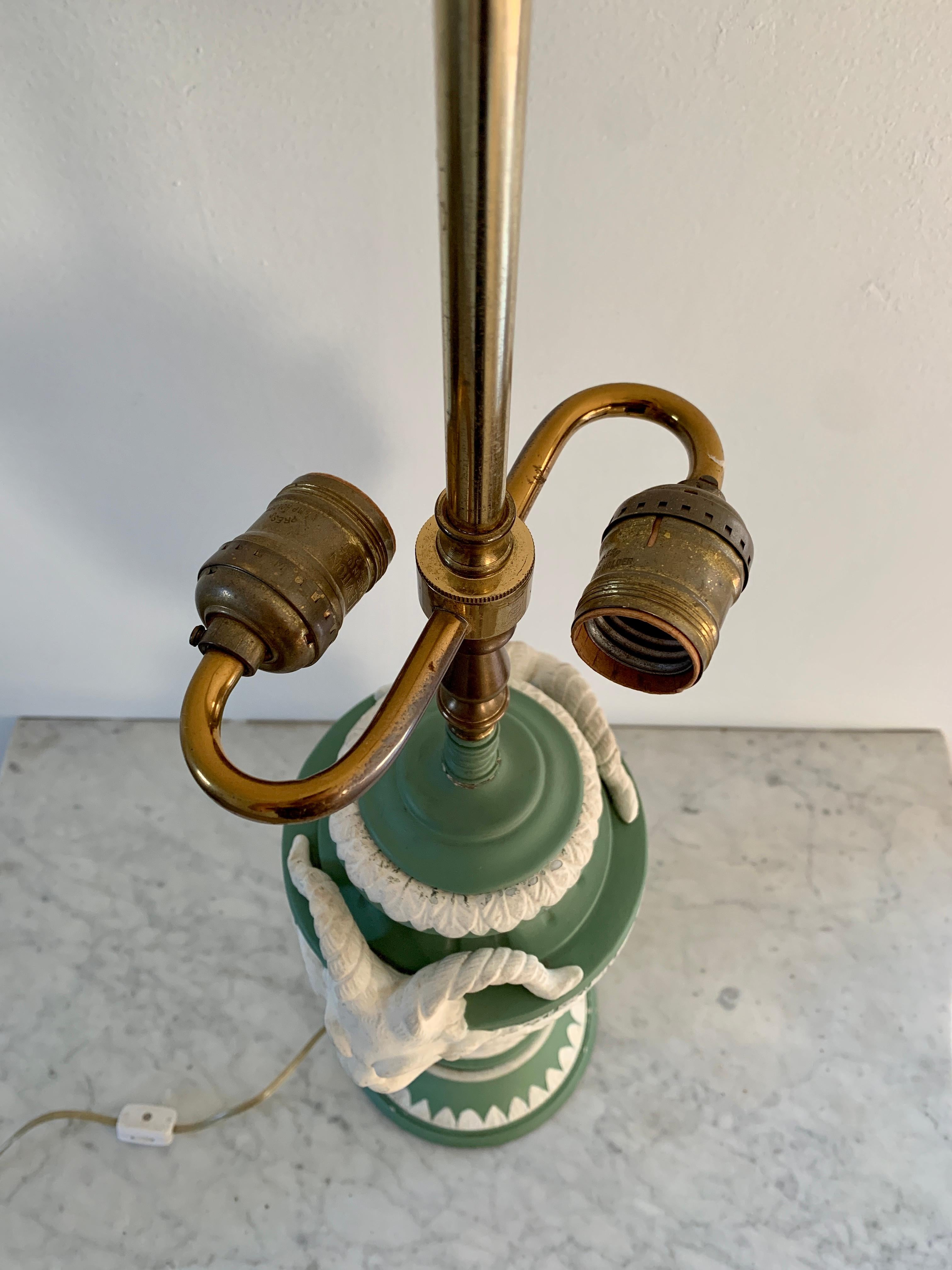 Ancienne lampe de bureau néoclassique Wedgwood à tête de bélier en vente 5