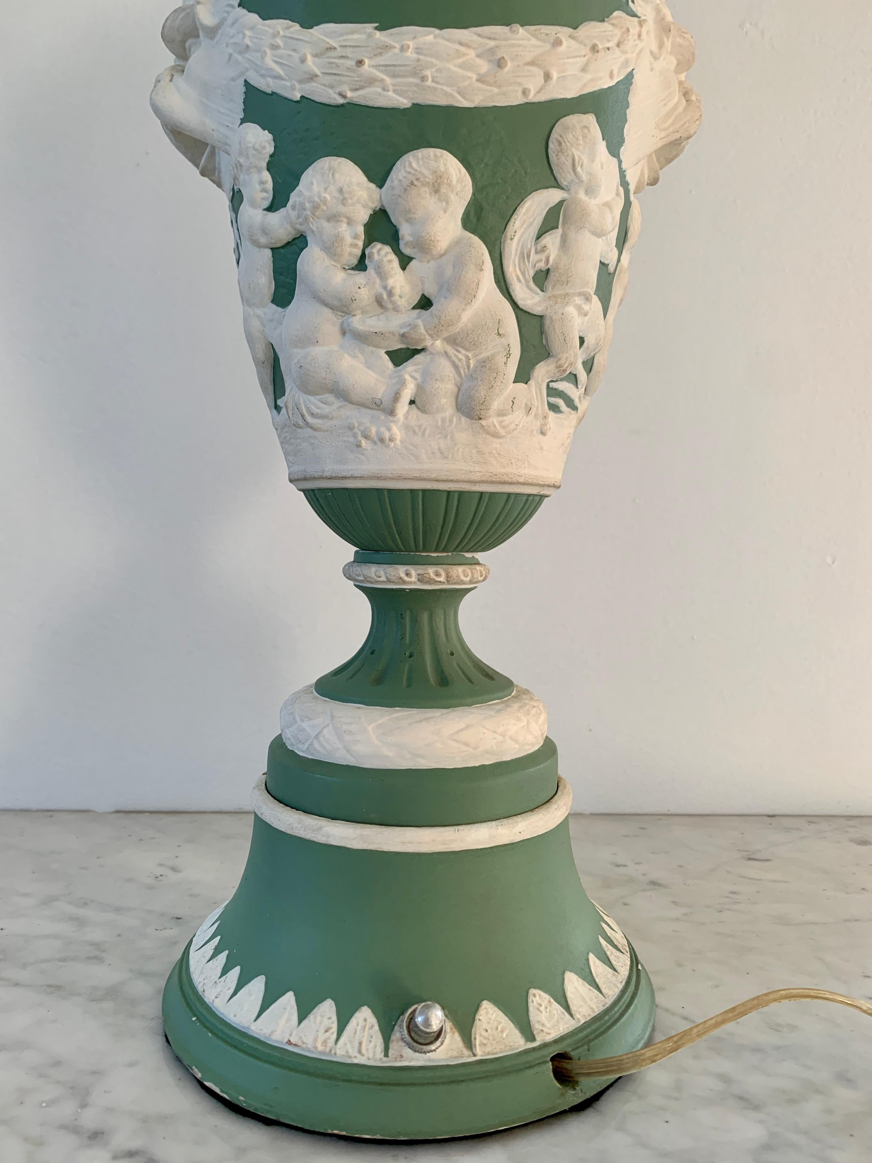 Ancienne lampe de bureau néoclassique Wedgwood à tête de bélier en vente 2