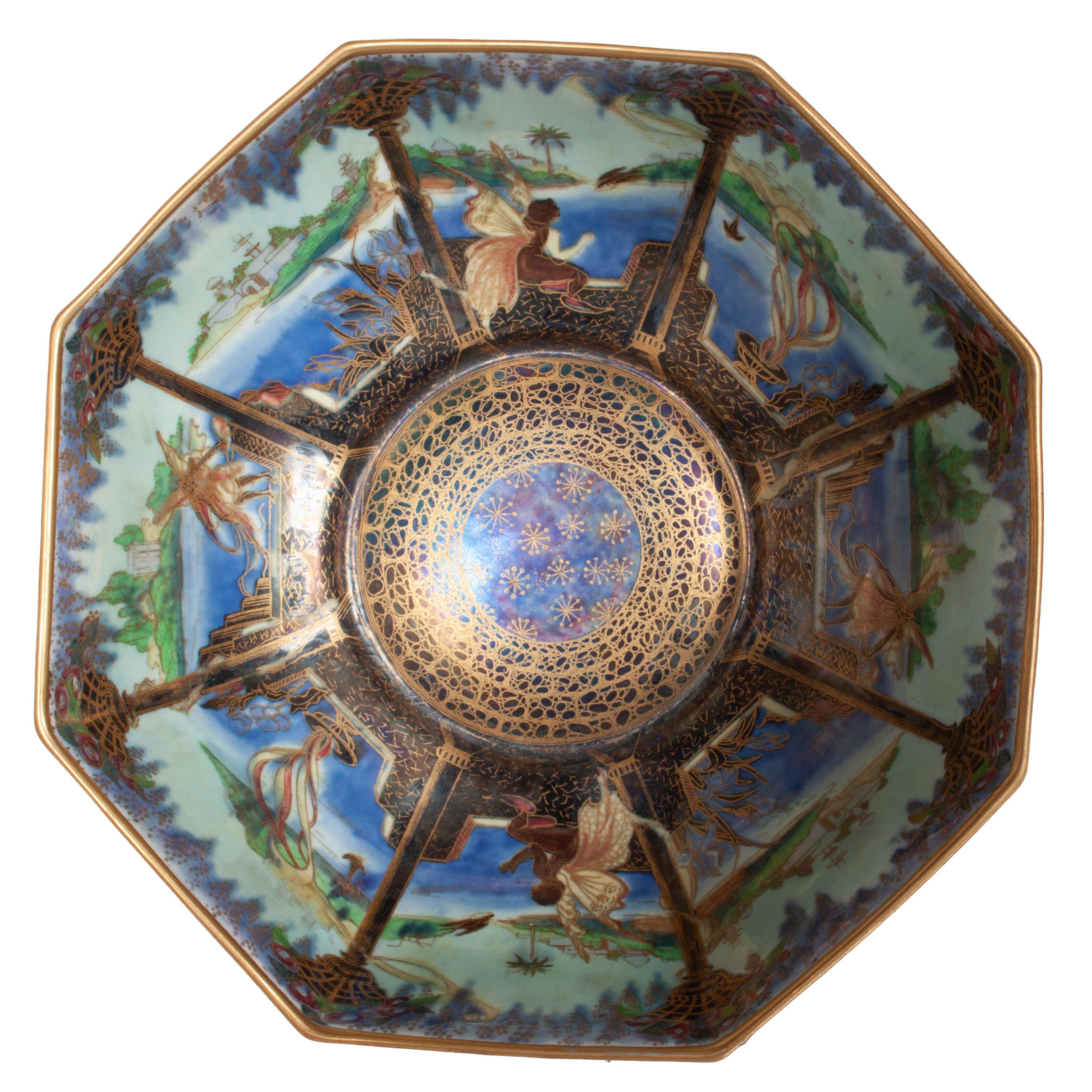 Eine feine & seltene antike Wedgwood Fairyland Lustre Porcelain achteckige Schale, entworfen von Daisy Makeig-Jones, CIRCA 1920.
Die große achteckige Schale kombiniert zwei seltene Muster, außen das 