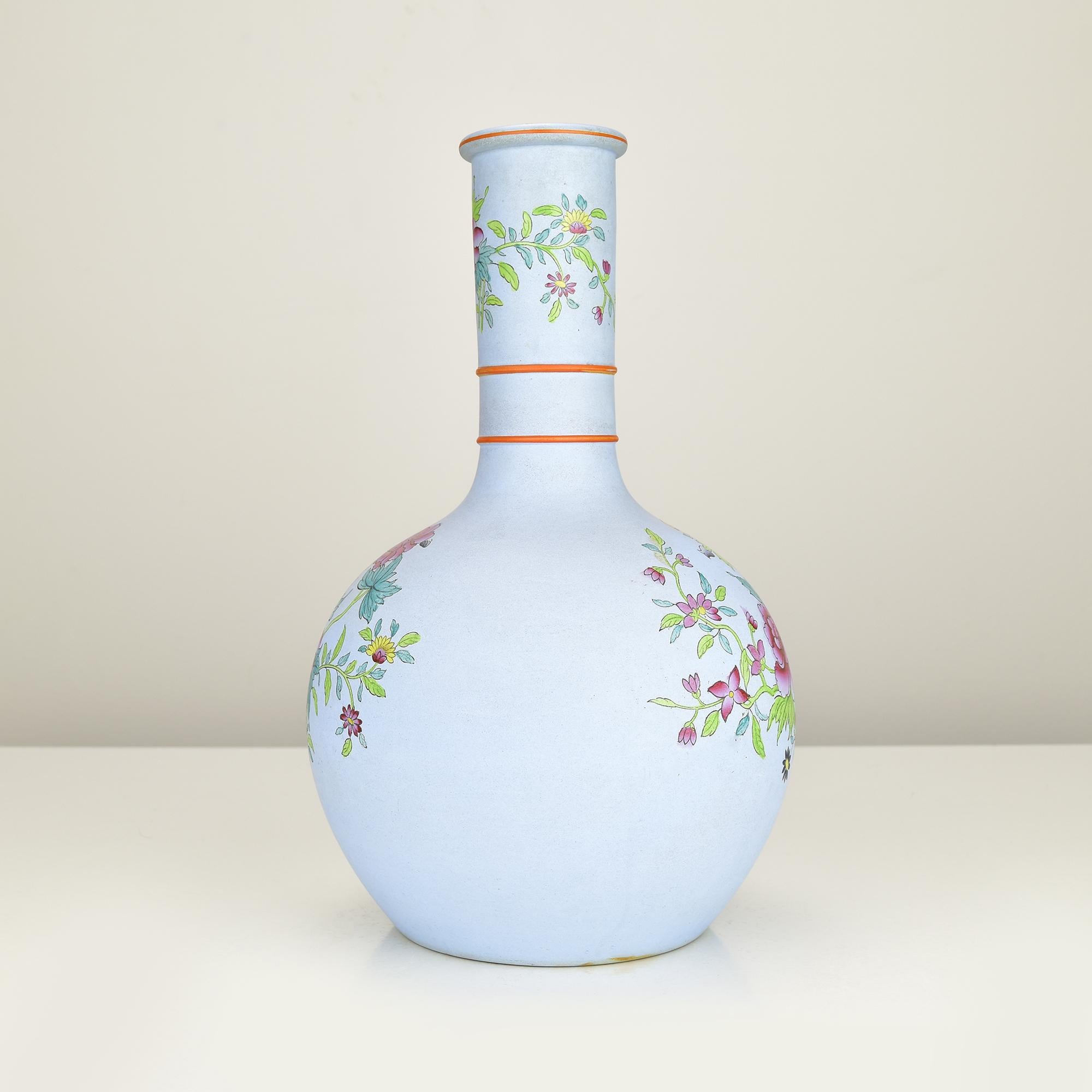 Cineserie Antico vaso a bottiglia in stile Wedgwood con motivo floreale dipinto a mano in vendita