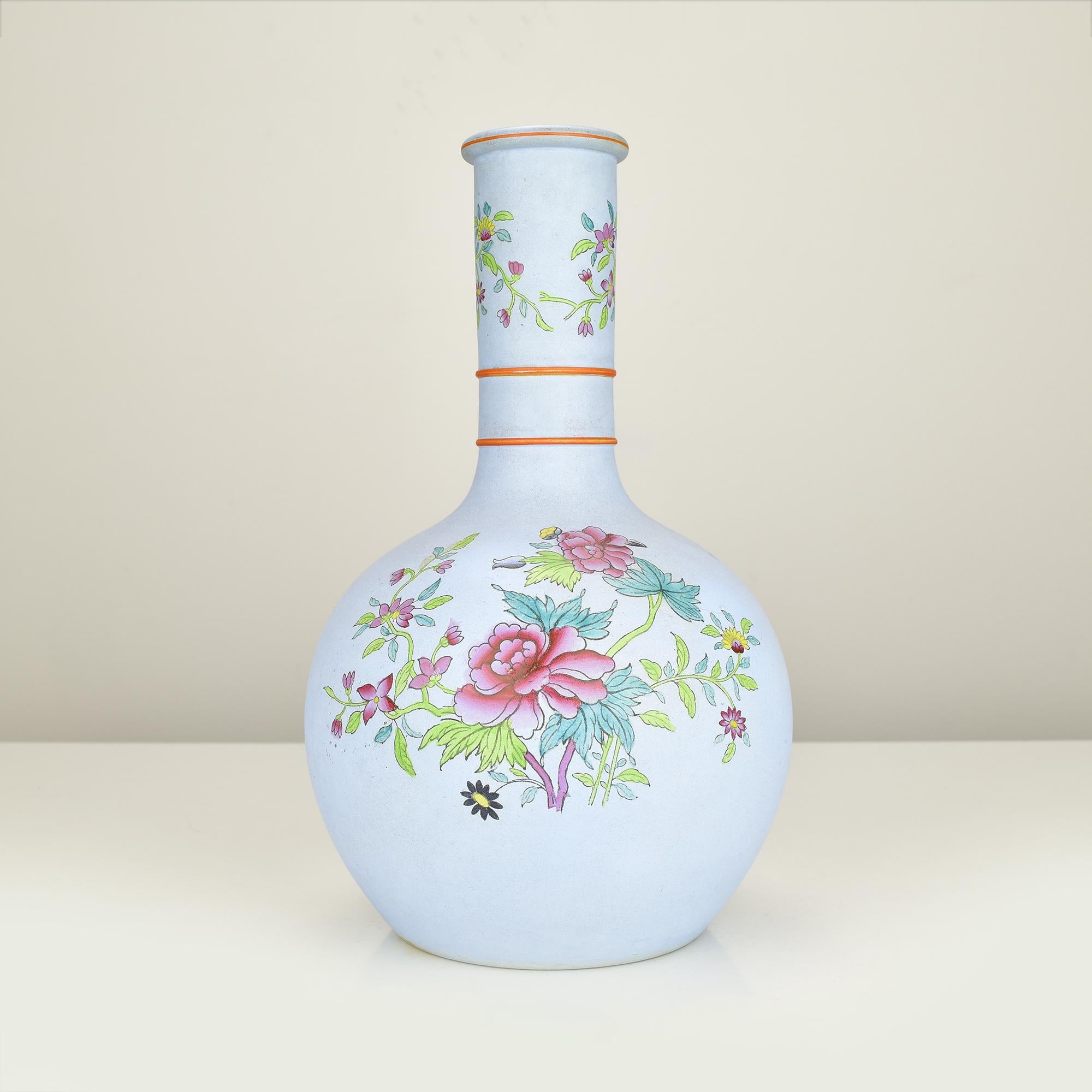 Inglese Antico vaso a bottiglia in stile Wedgwood con motivo floreale dipinto a mano in vendita