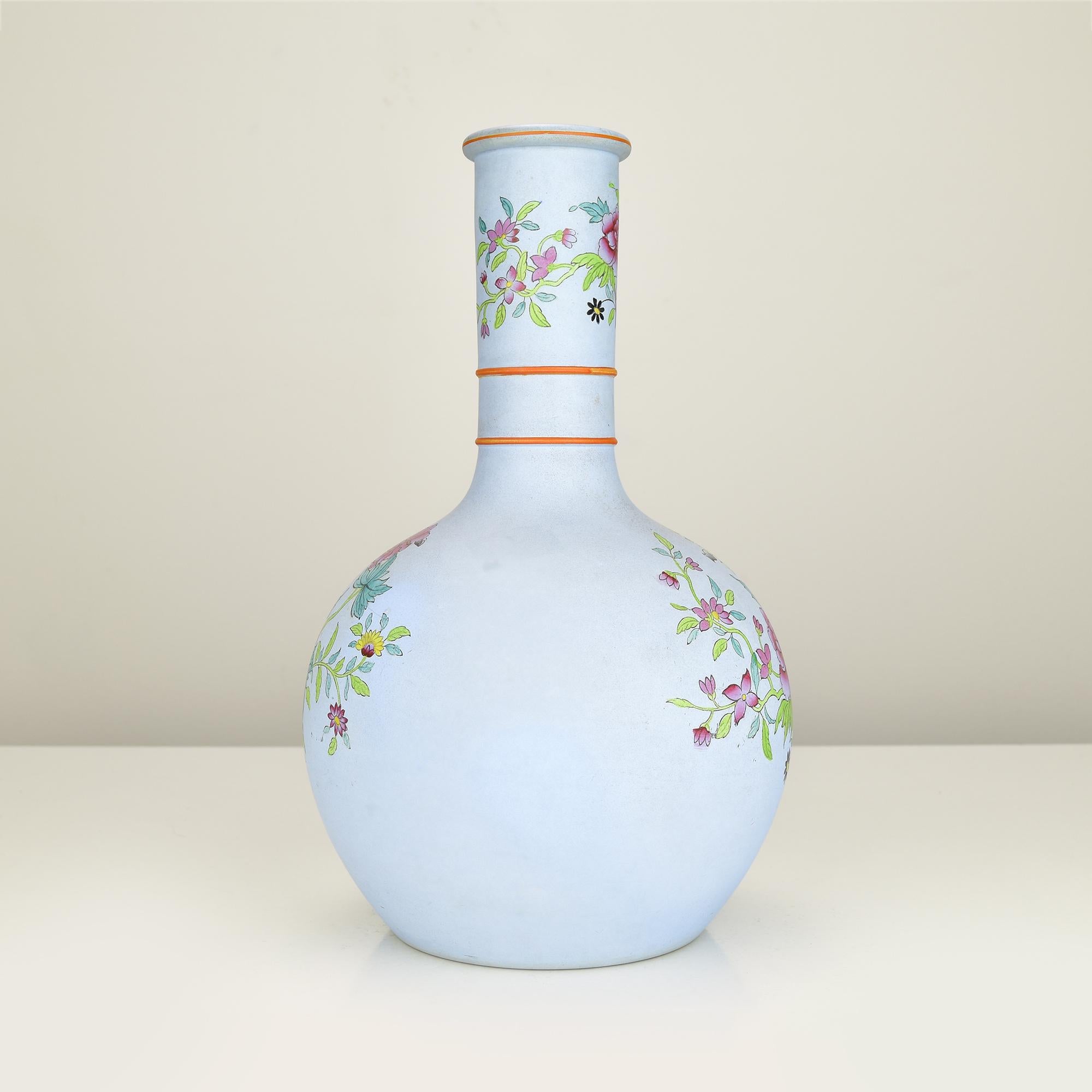 Fatto a mano Antico vaso a bottiglia in stile Wedgwood con motivo floreale dipinto a mano in vendita