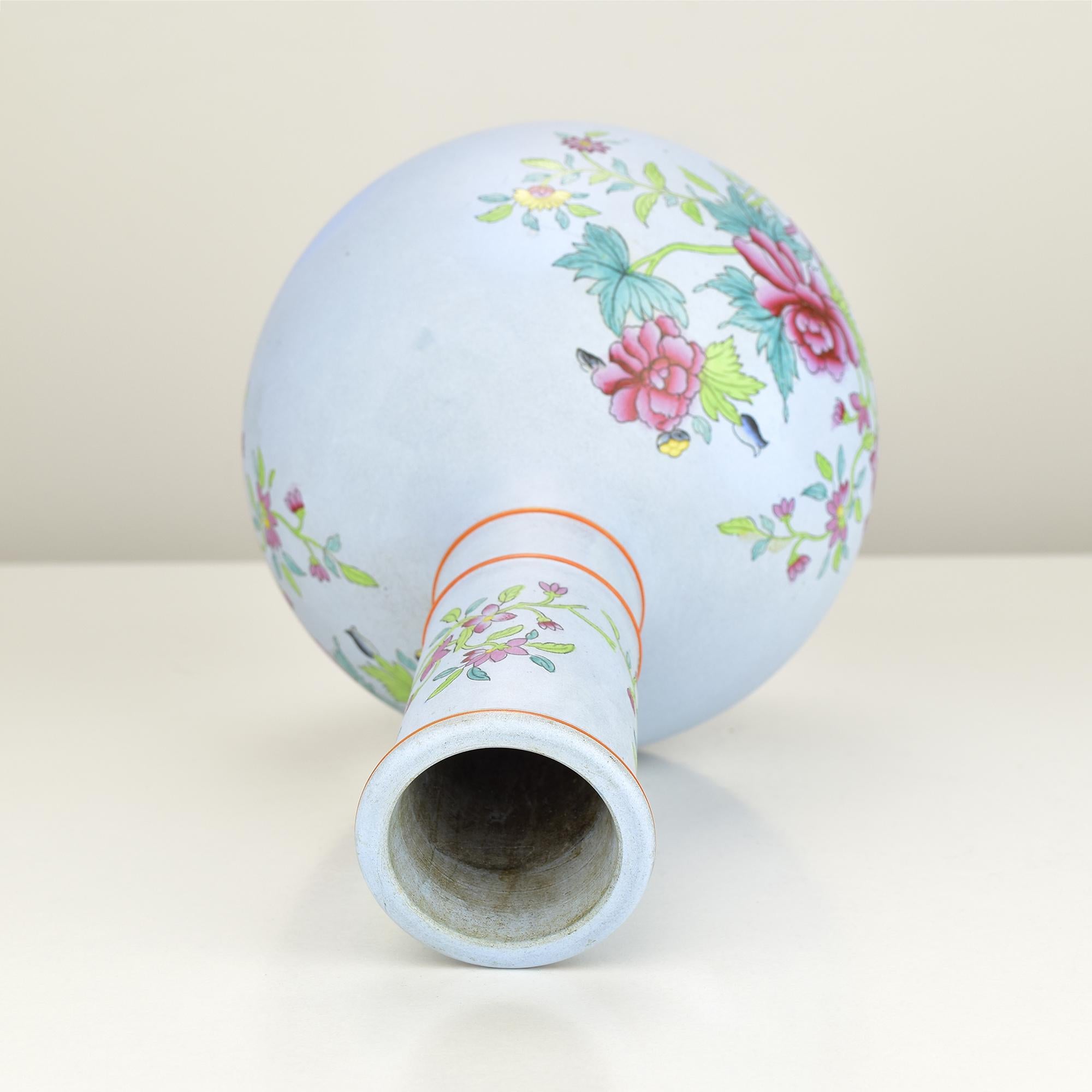 Antico vaso a bottiglia in stile Wedgwood con motivo floreale dipinto a mano In condizioni buone in vendita a Bad Säckingen, DE