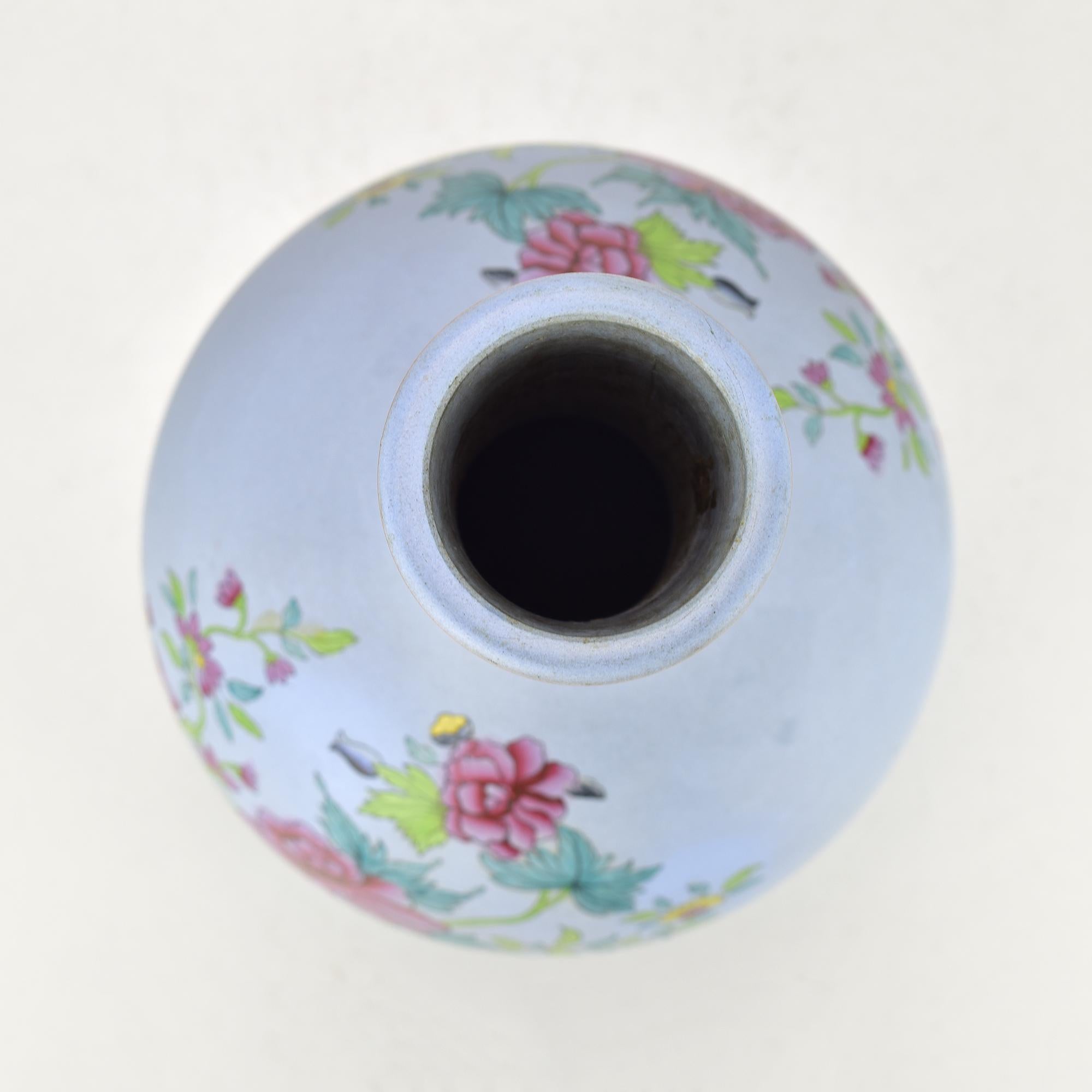 Fine XIX secolo Antico vaso a bottiglia in stile Wedgwood con motivo floreale dipinto a mano in vendita