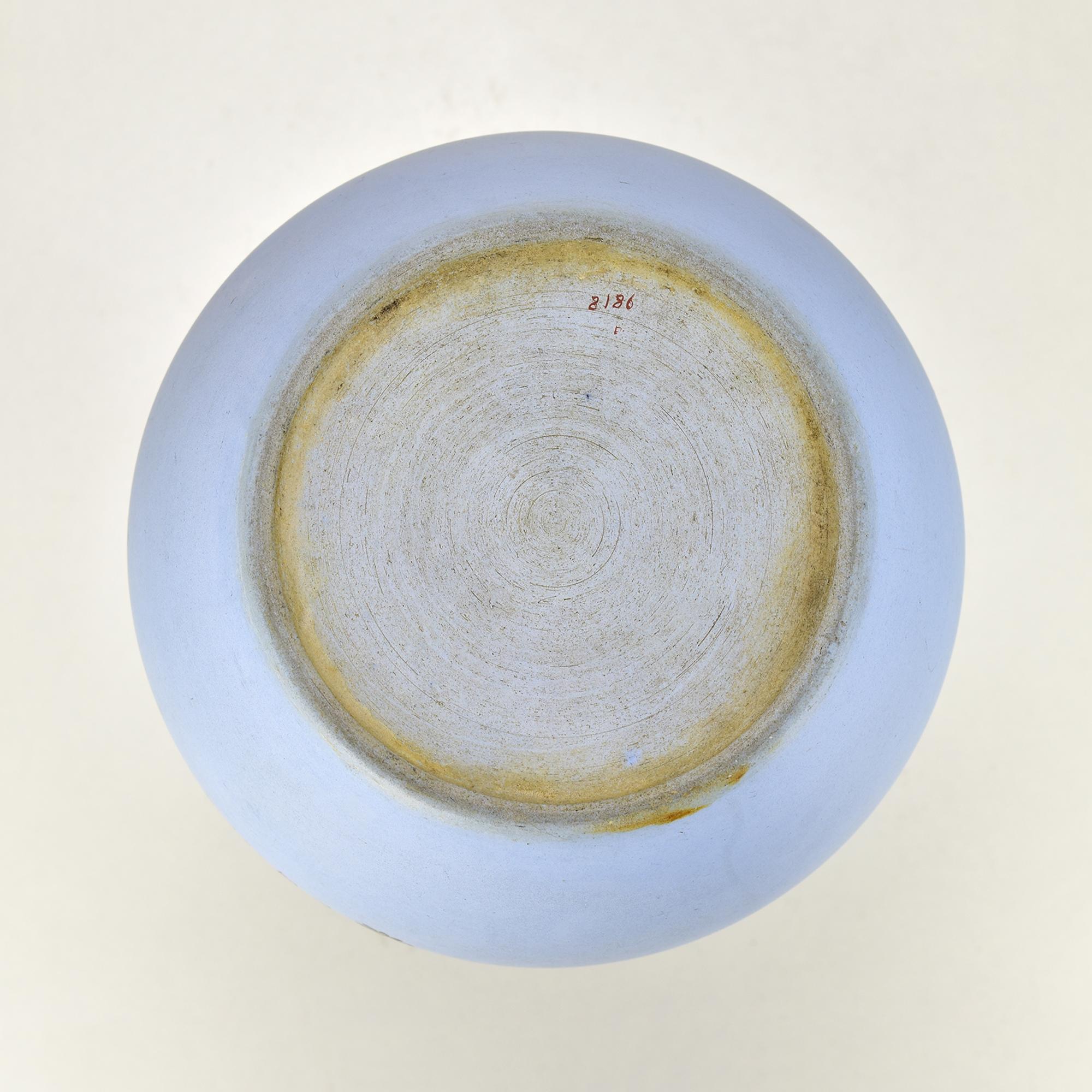 Ceramica Antico vaso a bottiglia in stile Wedgwood con motivo floreale dipinto a mano in vendita