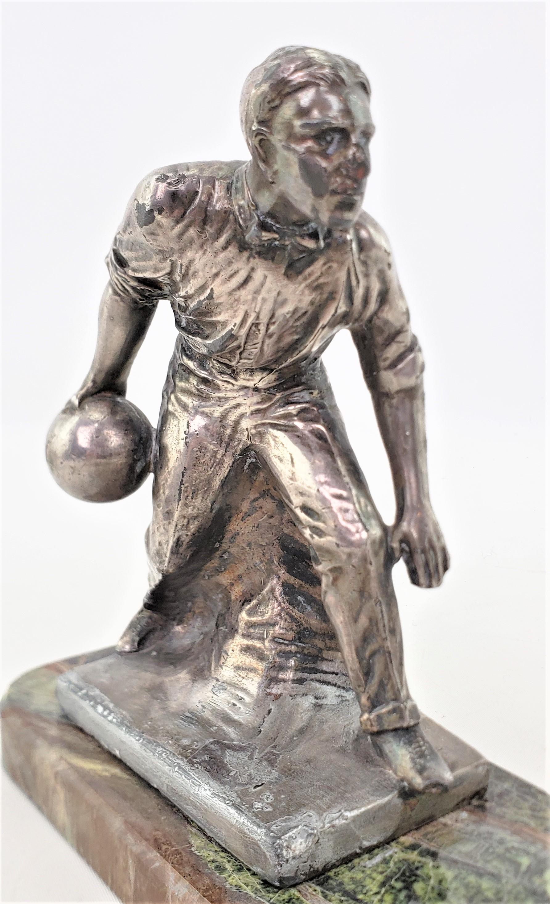 Ancienne sculpture de bowling ou de bowleur masculin Art Déco des frères Weidlich sur socle en vente 3