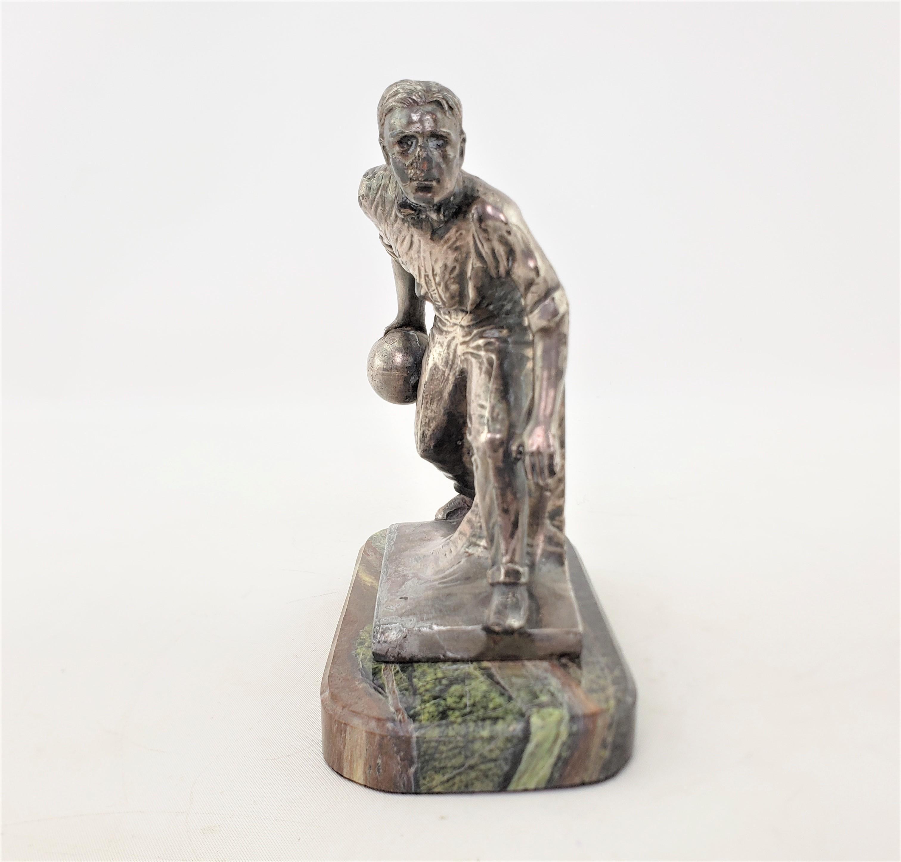 Américain Ancienne sculpture de bowling ou de bowleur masculin Art Déco des frères Weidlich sur socle en vente