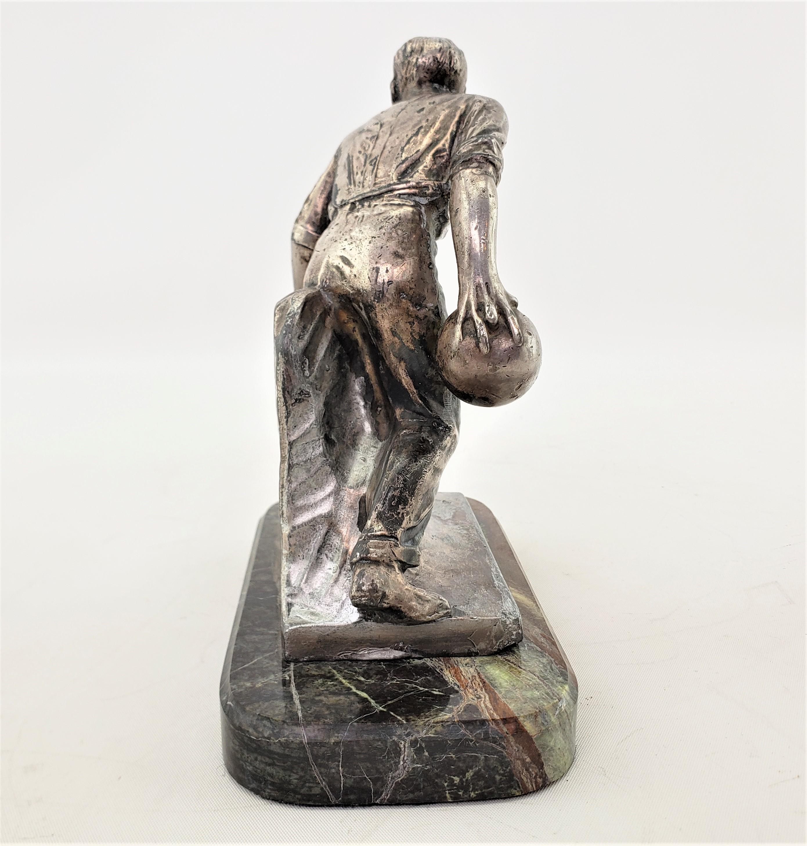 Ancienne sculpture de bowling ou de bowleur masculin Art Déco des frères Weidlich sur socle Bon état - En vente à Hamilton, Ontario