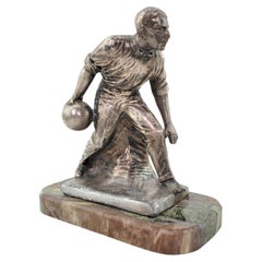 Ancienne sculpture de bowling ou de bowleur masculin Art Déco des frères Weidlich sur socle