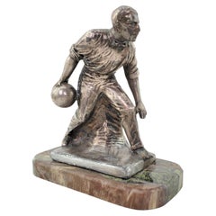 Scultura antica dei fratelli Weidlich in stile Art Deco di un uomo che gioca a bowling su una base