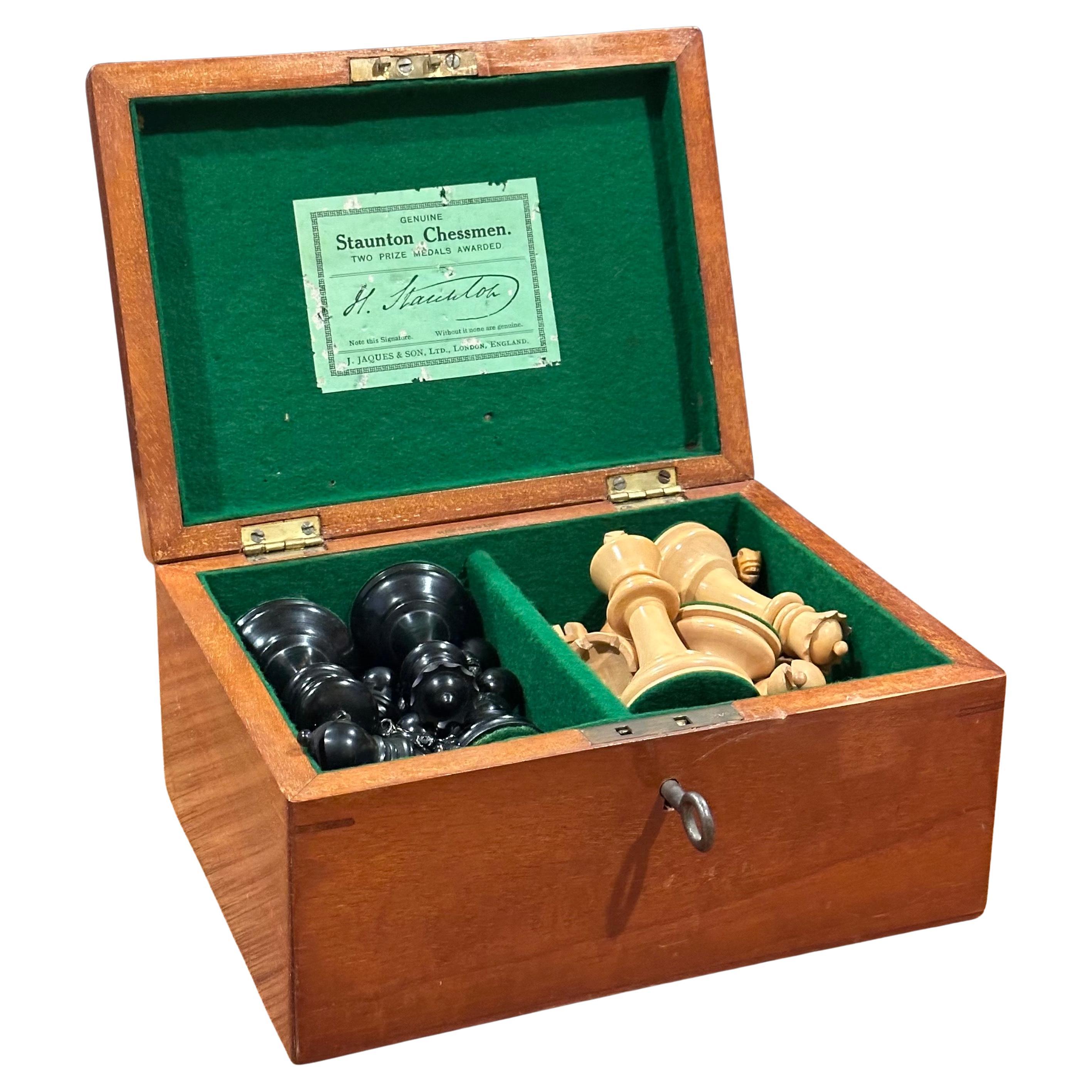 Jeu d'échecs ancien en buis lesté et ébène par Jacques Staunton, années 1920