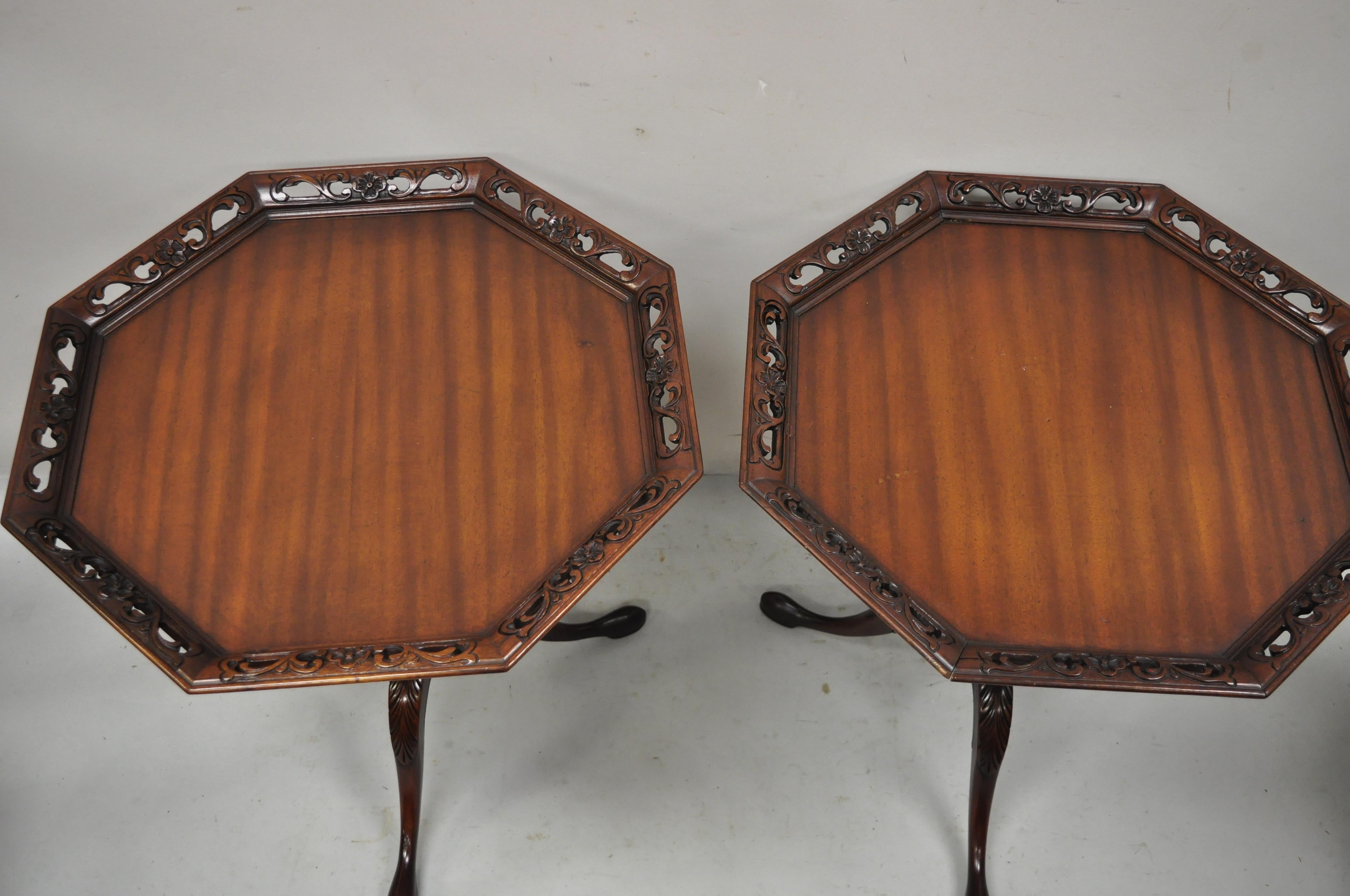 Antique Weiman Heirloom mahogany Regency style pie crust side lamp tables - a Pair. Item features solid wood frame, beautiful wood grain, nicely carved details, original label, shapely saber legs, very nice vintage pair, quality American