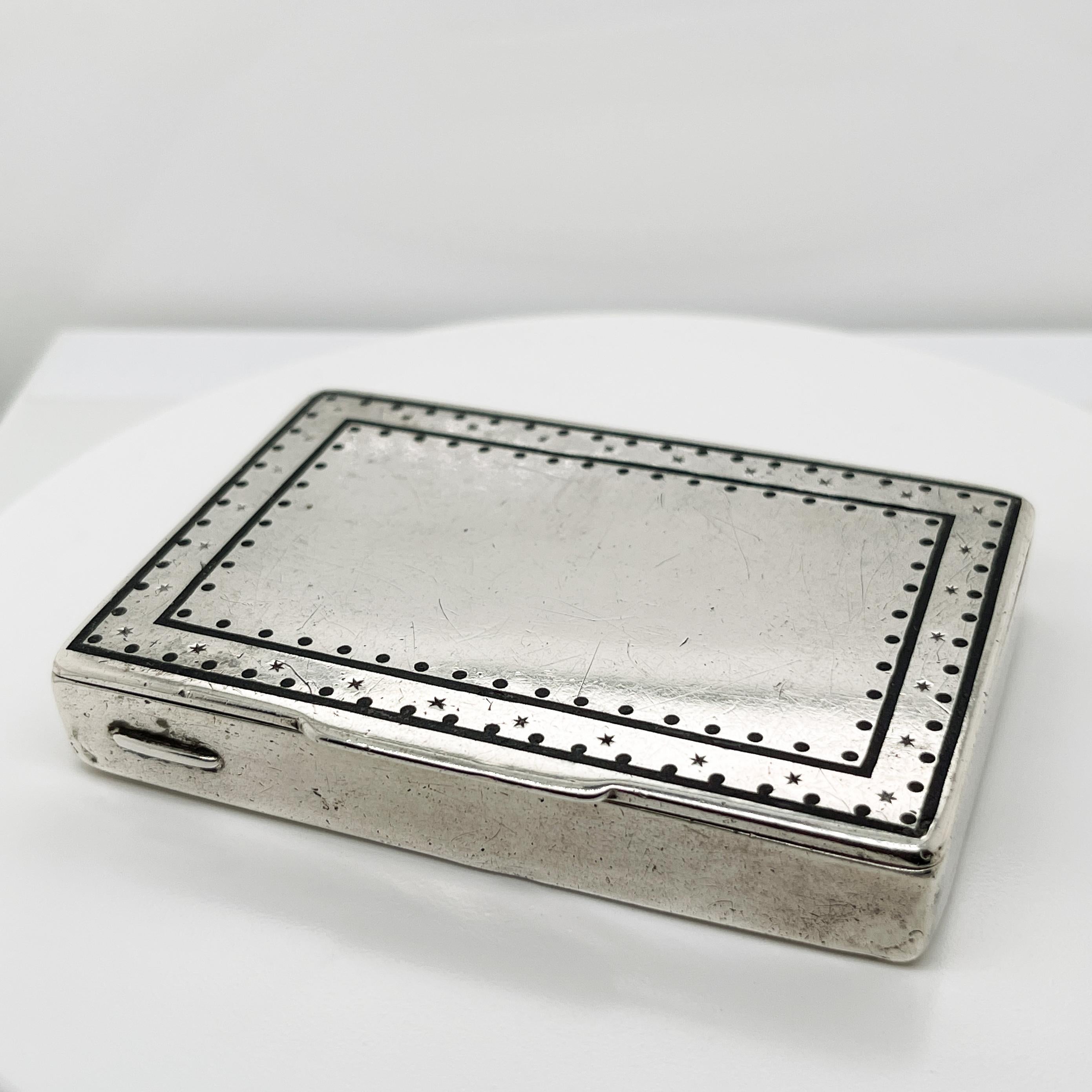 Eine schöne Weiner Werkstatte Box oder Etui. 

Aus 900/1000er Silber mit gepunzten Sternen und schwarzem Emaille-Dekor auf dem Deckel.

Auf der Innenseite gestempelt 