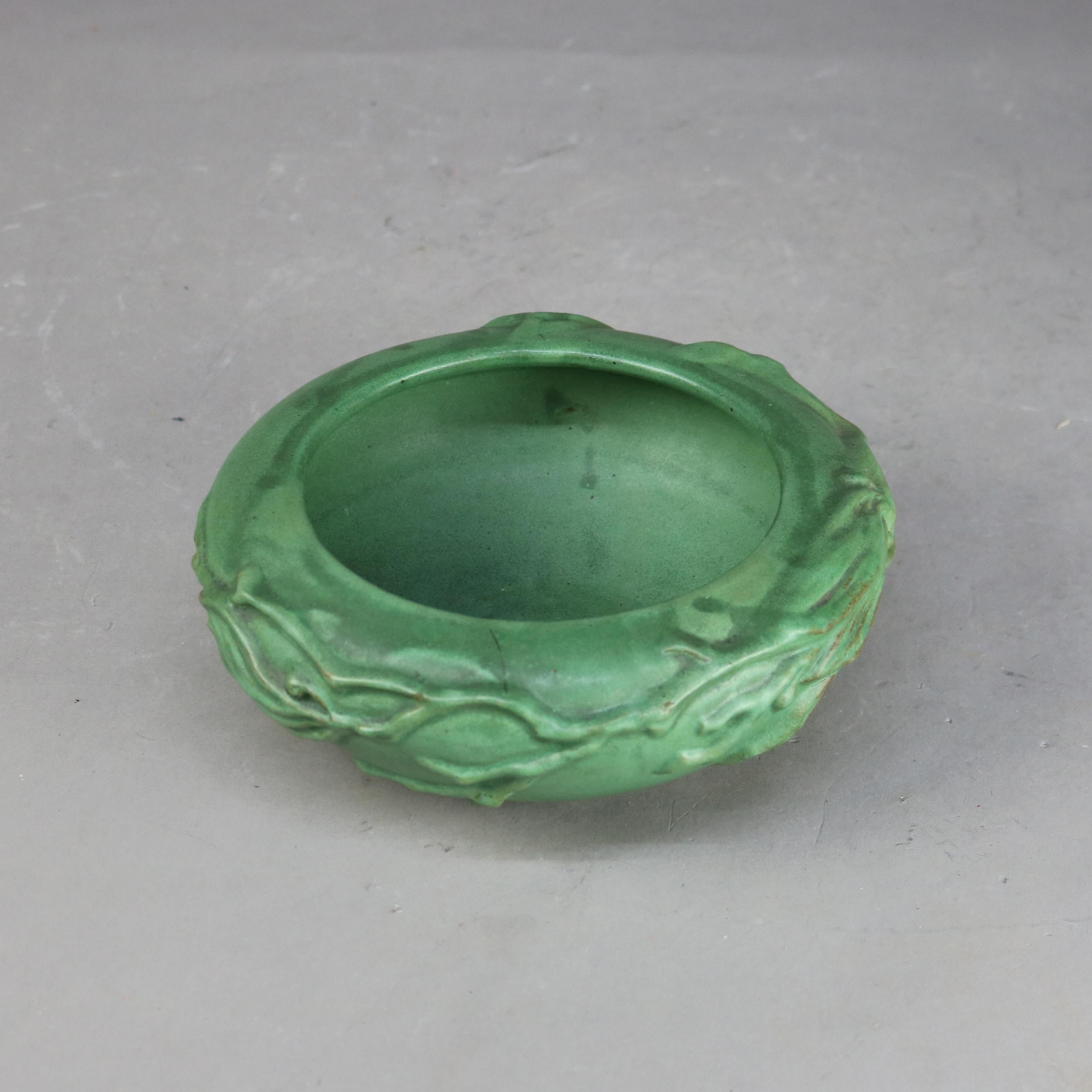 Antike Weller Art & Crafts-Schale aus mattschwarzer Keramik mit Blumenprägung in Mattgrün, um 1910

Maße: 3,5
