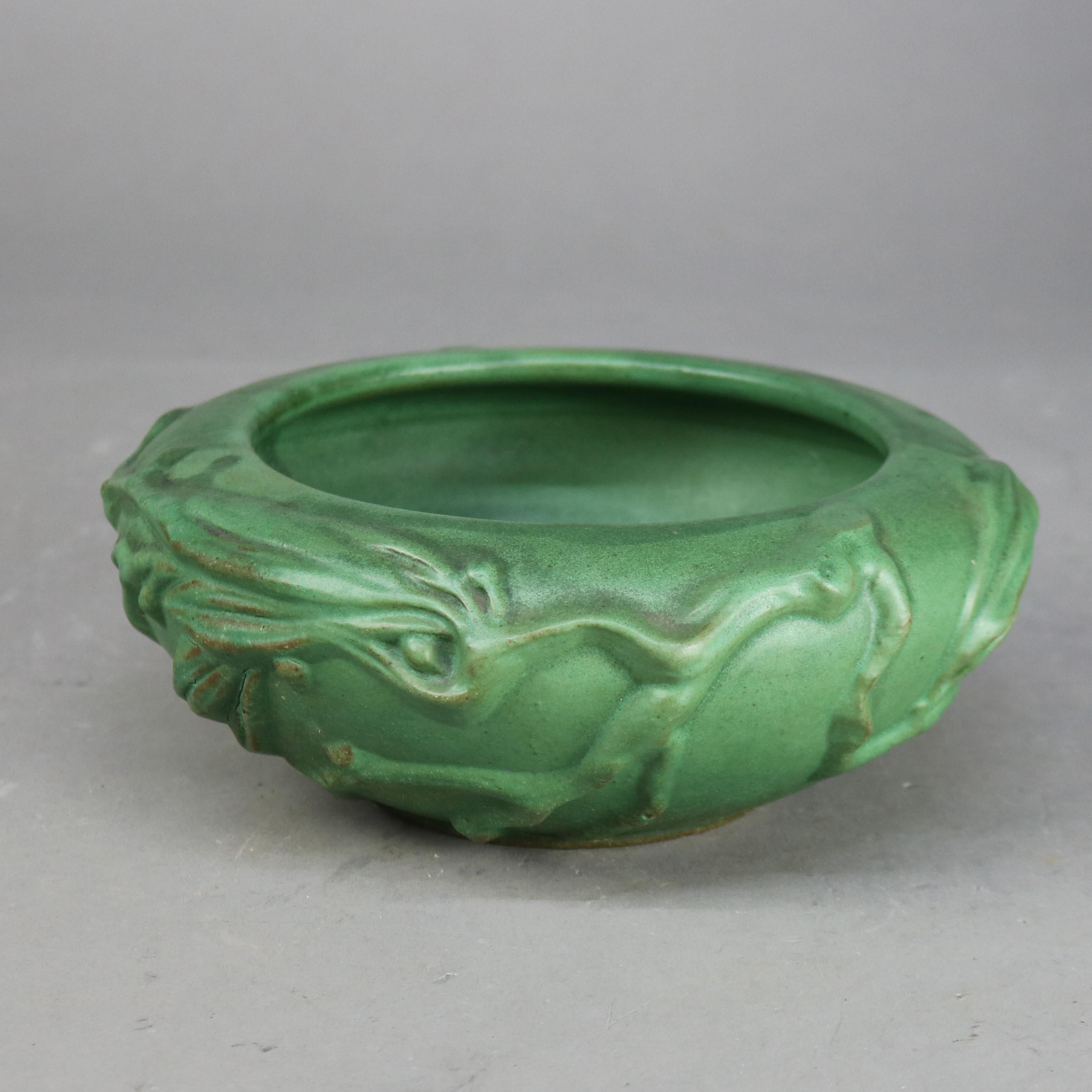 Antike Weller Art & Crafts-Schale aus mattschwarzer Keramik mit Blumenprägung in Mattgrün, um 1910 (Arts and Crafts)