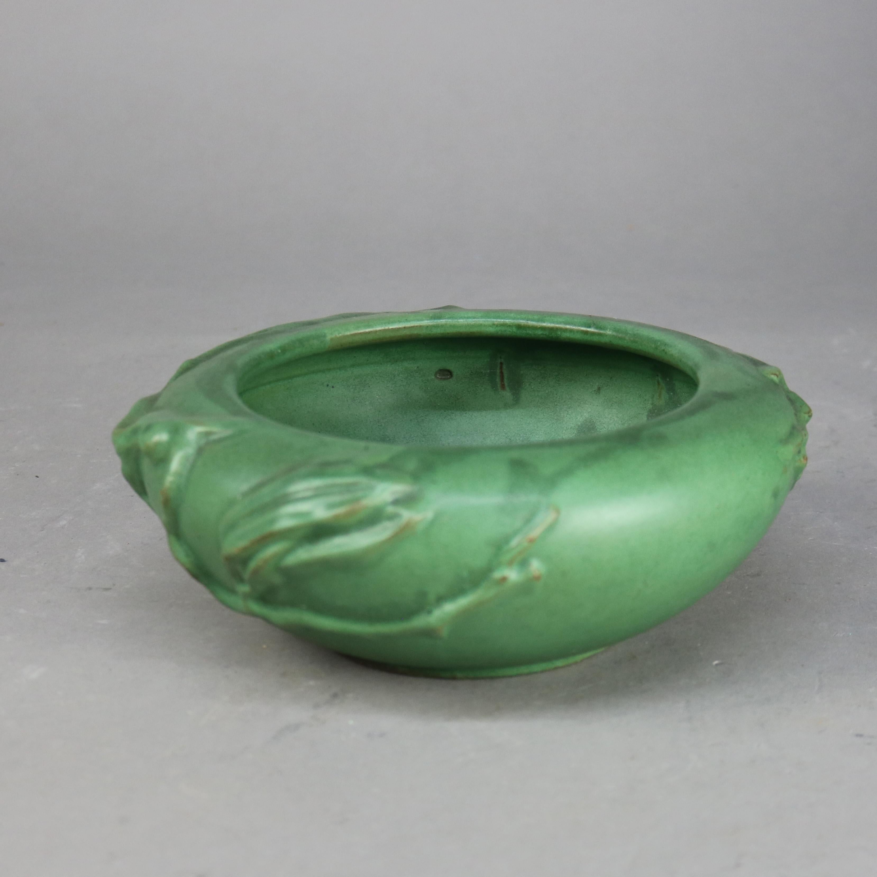 Antike Weller Art & Crafts-Schale aus mattschwarzer Keramik mit Blumenprägung in Mattgrün, um 1910 (Geprägt)