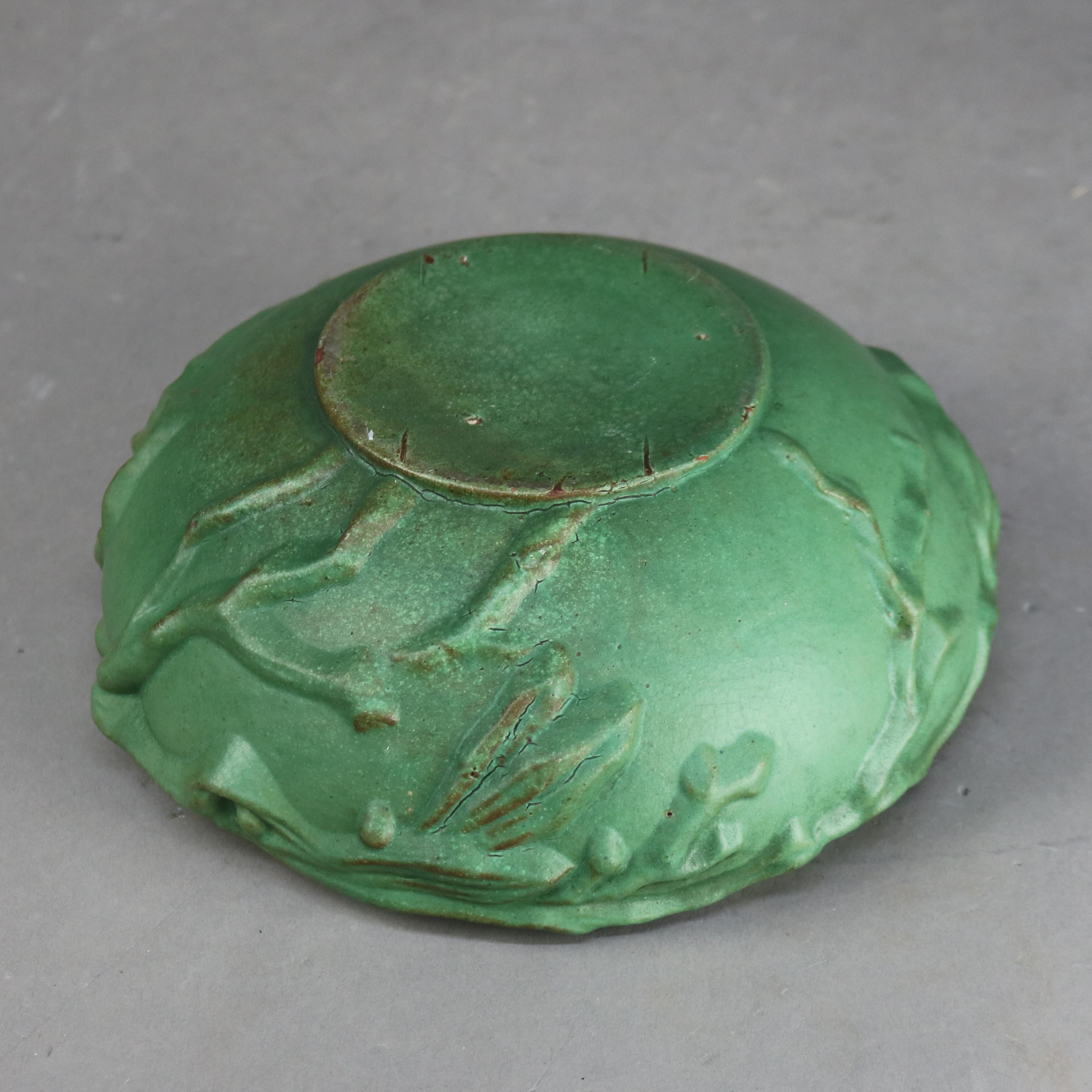 Antike Weller Art & Crafts-Schale aus mattschwarzer Keramik mit Blumenprägung in Mattgrün, um 1910 im Zustand „Gut“ in Big Flats, NY