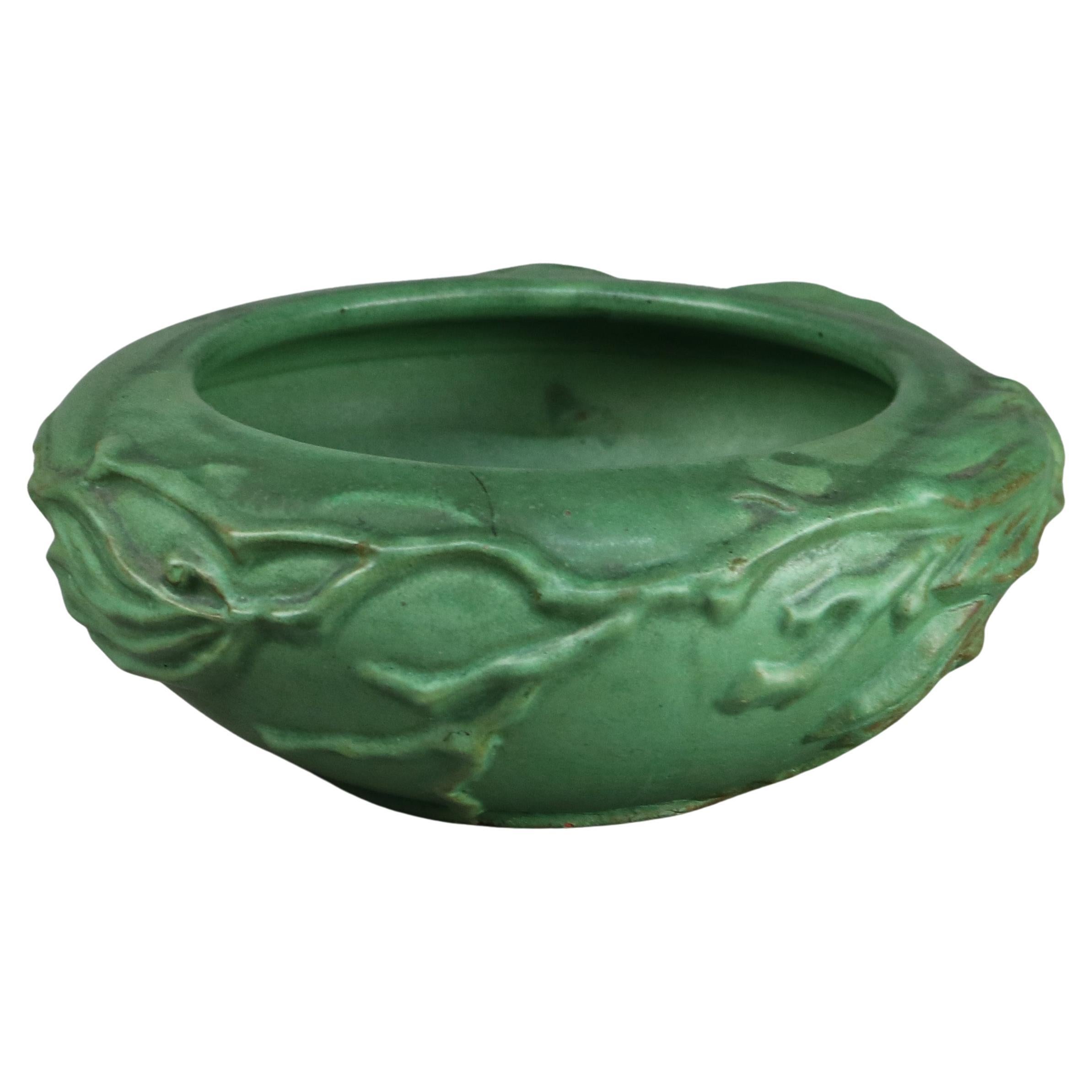 Bol ancien Weller Art & Crafts en poterie vert mat gaufré à fleurs C1910