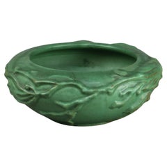 Bol ancien Weller Art & Crafts en poterie vert mat gaufré à fleurs C1910