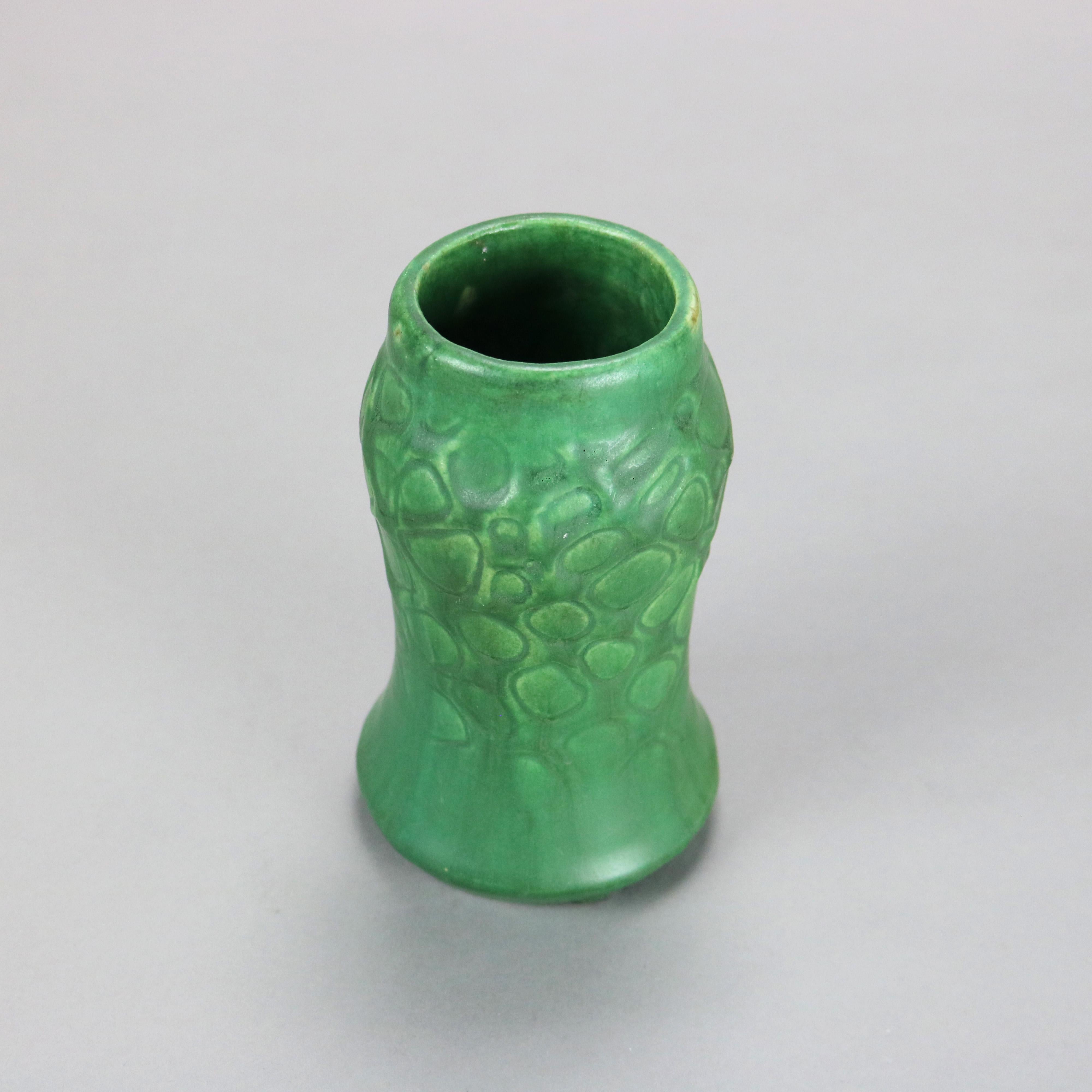 Antico vaso Weller Arts & Crafts in ceramica verde opaco in rilievo C1910

Misure: 5,75 