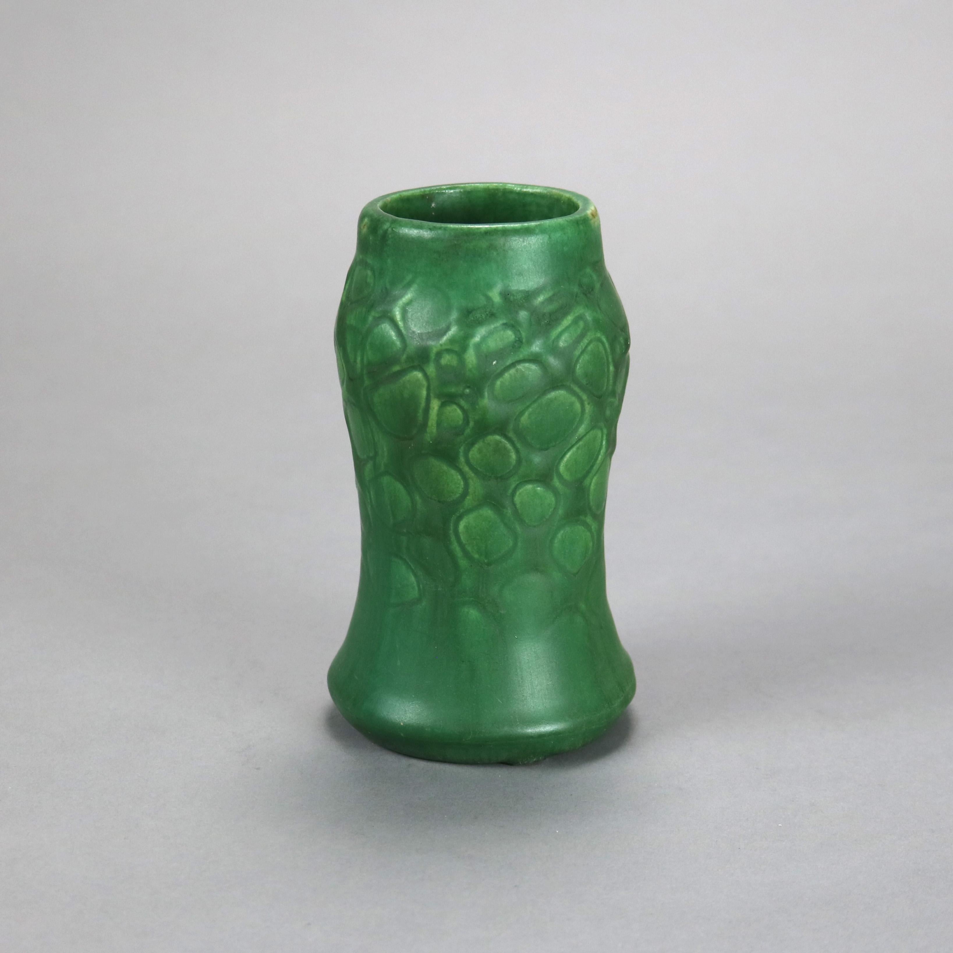 Arts and Crafts Antico vaso Weller Arts & Crafts in ceramica verde opaco in rilievo C1910 in vendita