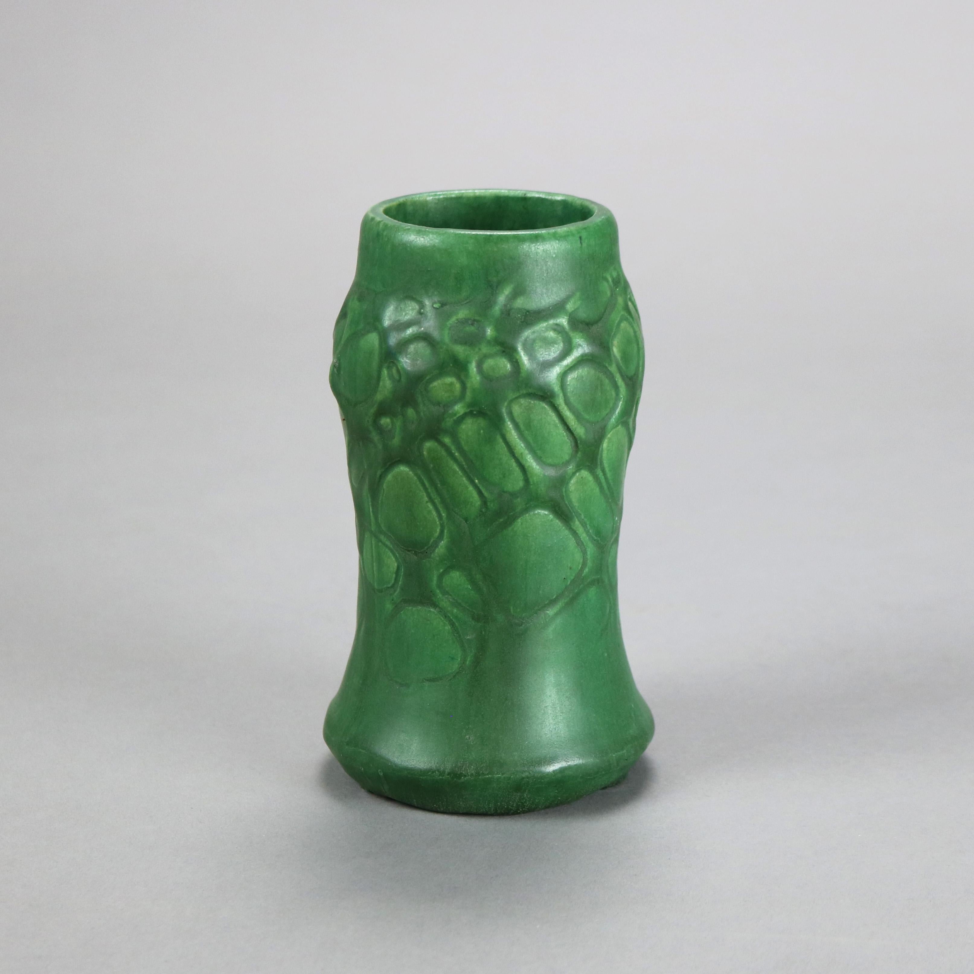 Goffrato Antico vaso Weller Arts & Crafts in ceramica verde opaco in rilievo C1910 in vendita