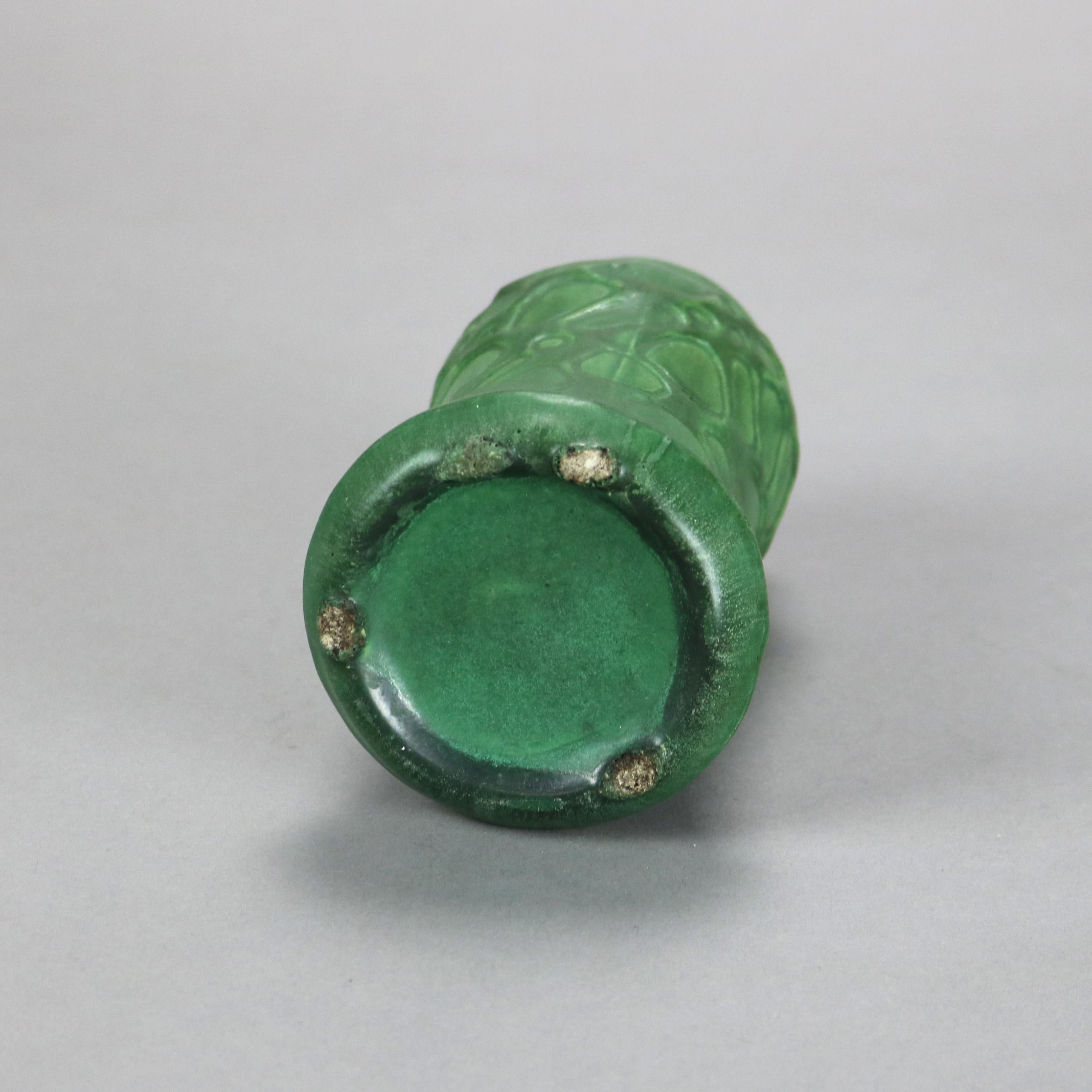 Antico vaso Weller Arts & Crafts in ceramica verde opaco in rilievo C1910 In condizioni buone in vendita a Big Flats, NY