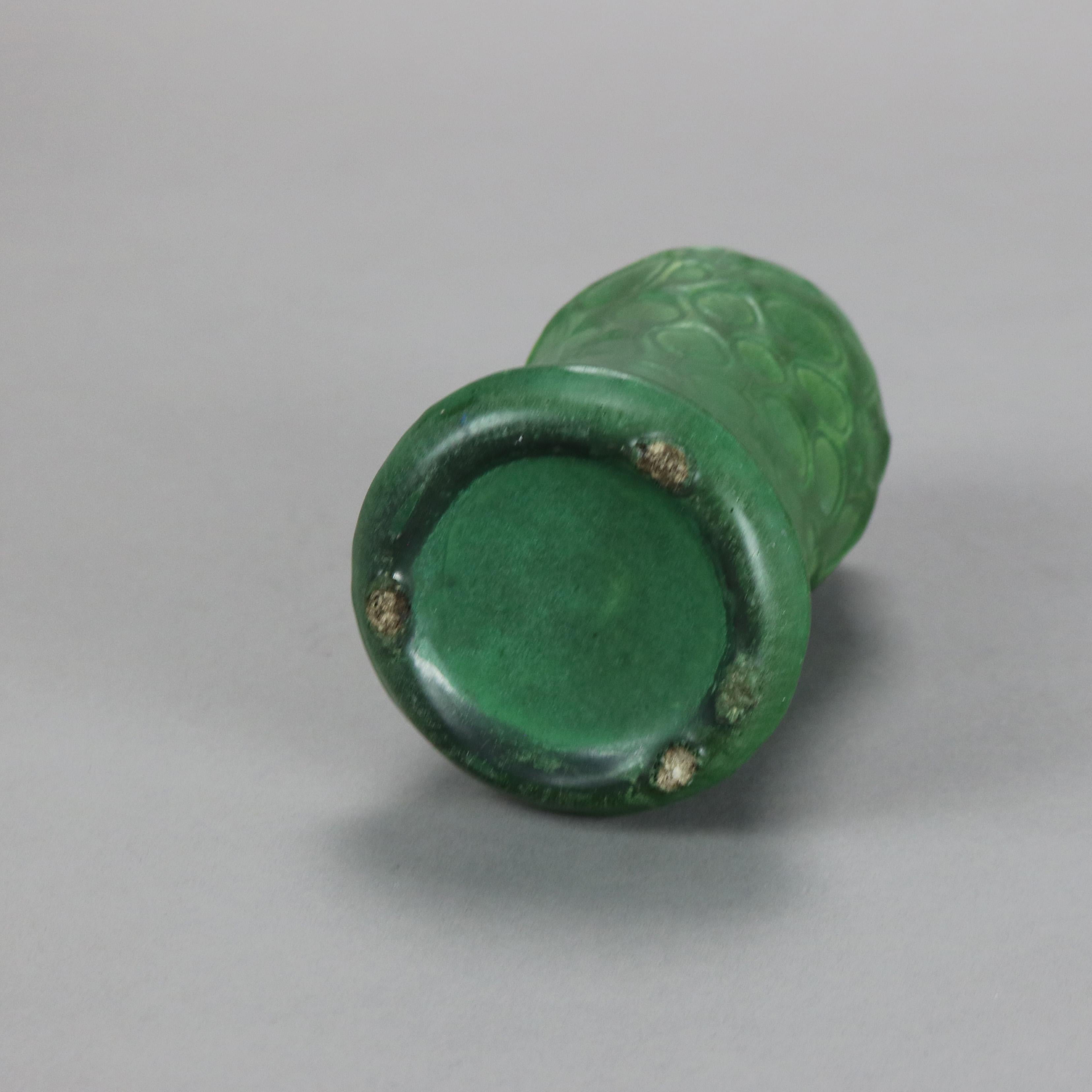 XX secolo Antico vaso Weller Arts & Crafts in ceramica verde opaco in rilievo C1910 in vendita