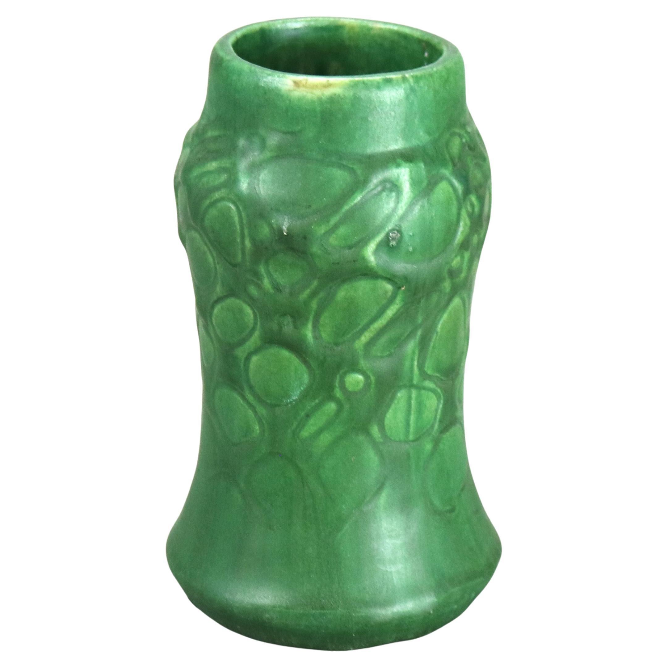 Jarrón antiguo Weller Arts & Crafts de cerámica verde mate en relieve C1910